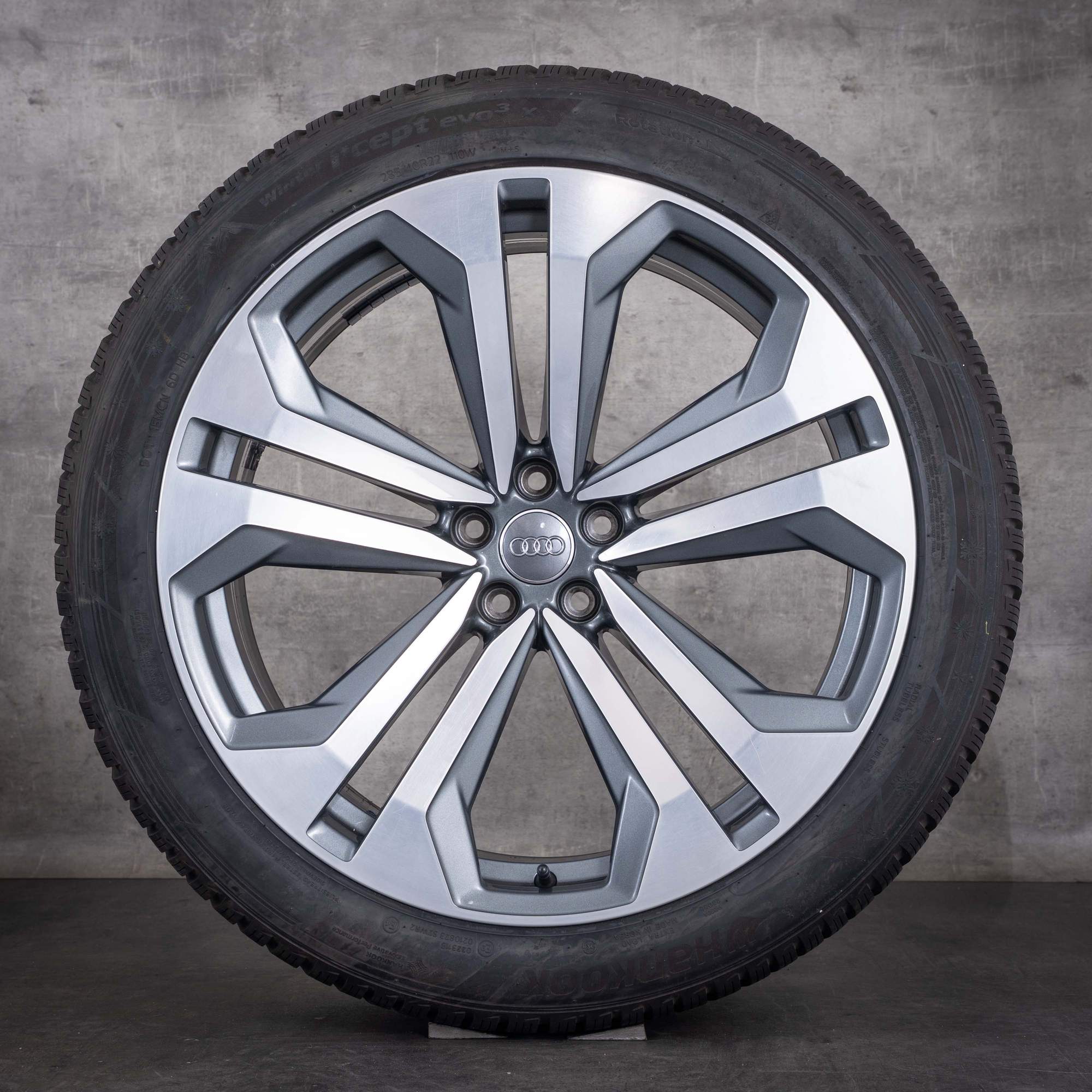 Oryginalne koła zimowe do Audi Q8 SQ8 22 cale felgi 4M8 4M8601025K tytanowe przednie w technologii diamond cut z połyskiem - koło 1 z 4