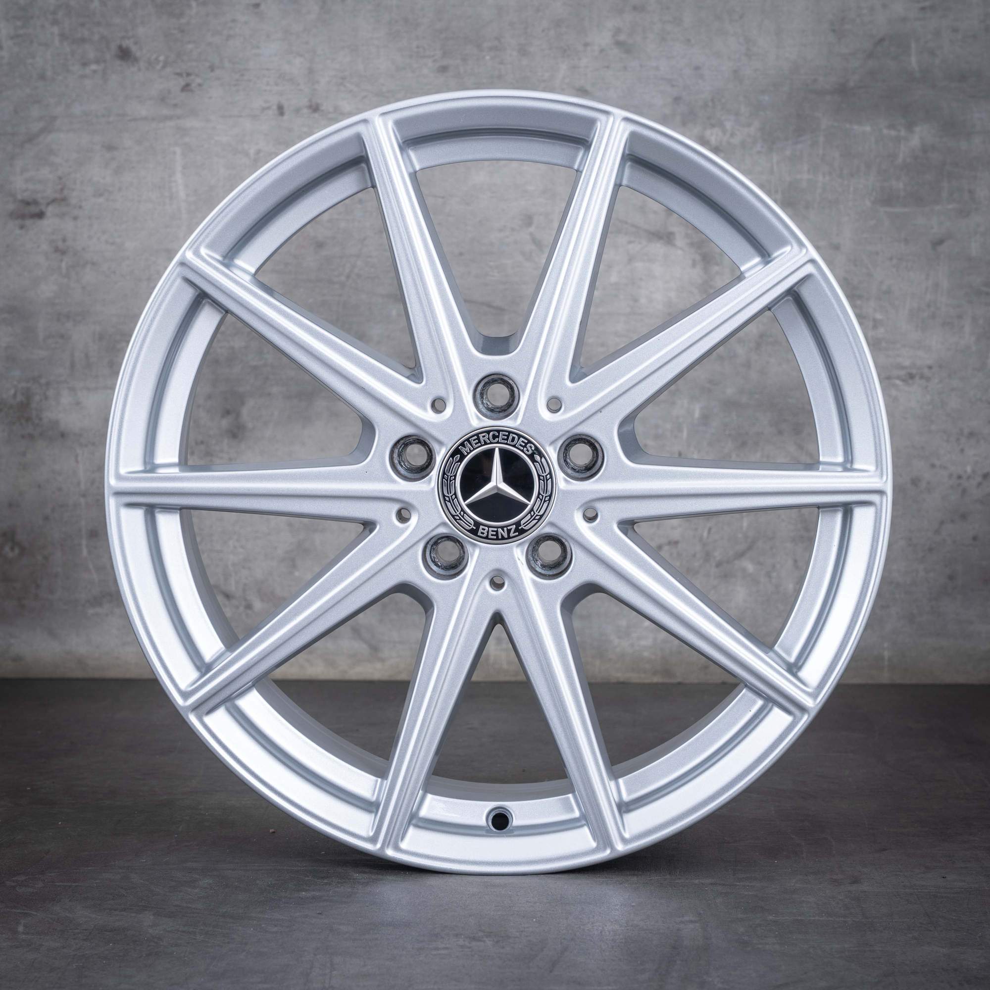 Oryginał Mercedes Benz CLA EQ Felgi 18 cali C174 A1784010000 A1784010100 srebrny błyszczący