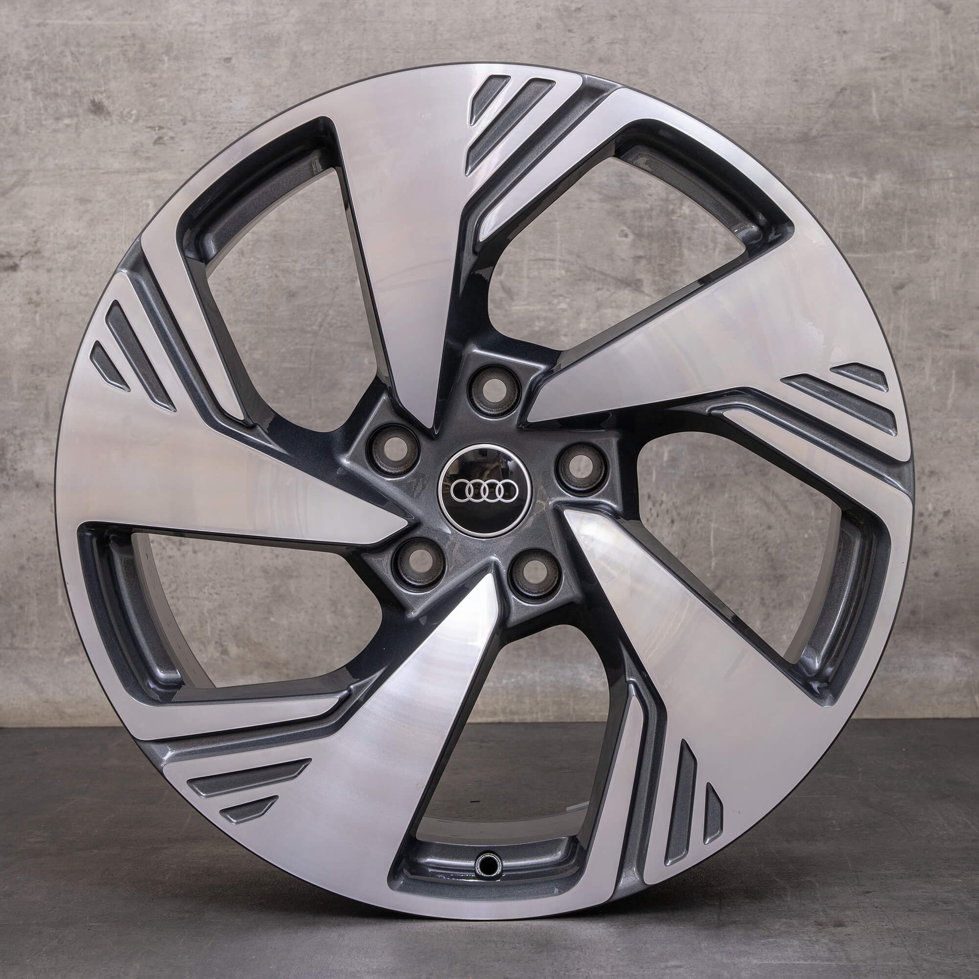 Oryginalne felgi Audi Q6 SQ6 e-tron 20 cali GF 85H601025BR 85H601025BS antracyt polerowane