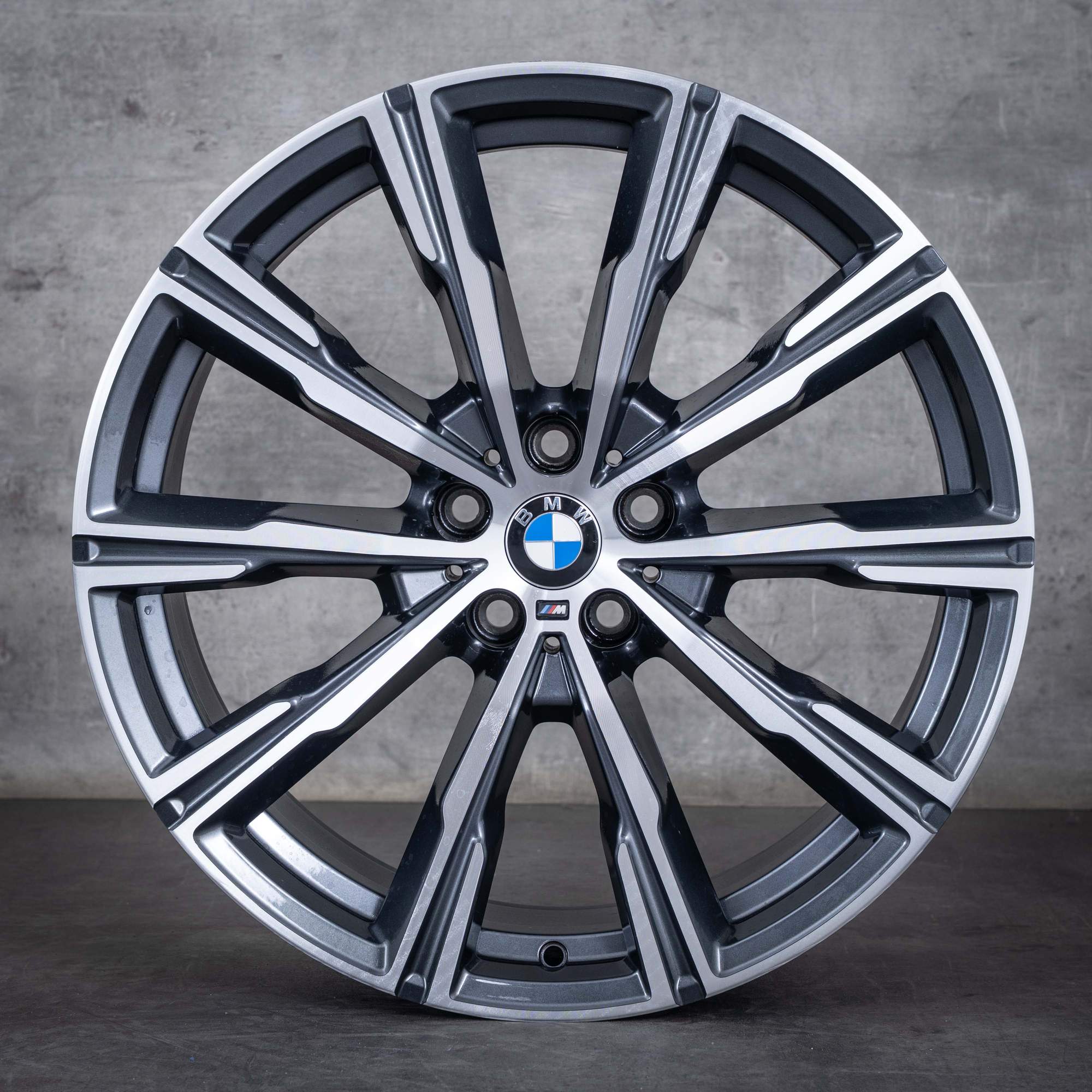 Oryginalne felgi BMW X5 X6 20 cali G05 G06 Styling 740 M 8071996 8071997 orbit grey Polerowane