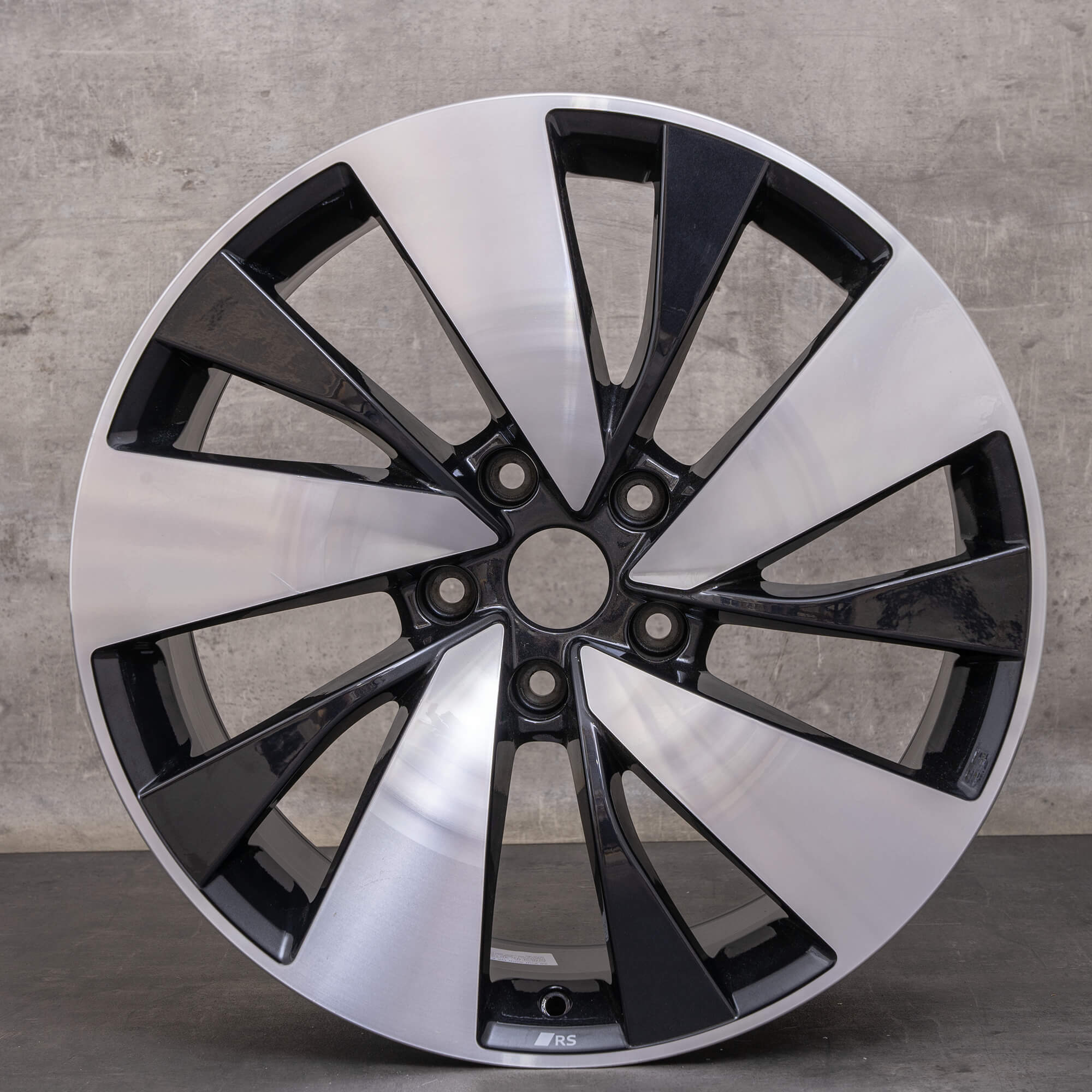 Original Audi Q6 SQ6 e-tron hjul 20 tum GF 85H601025Q svart högglansig bakaxel