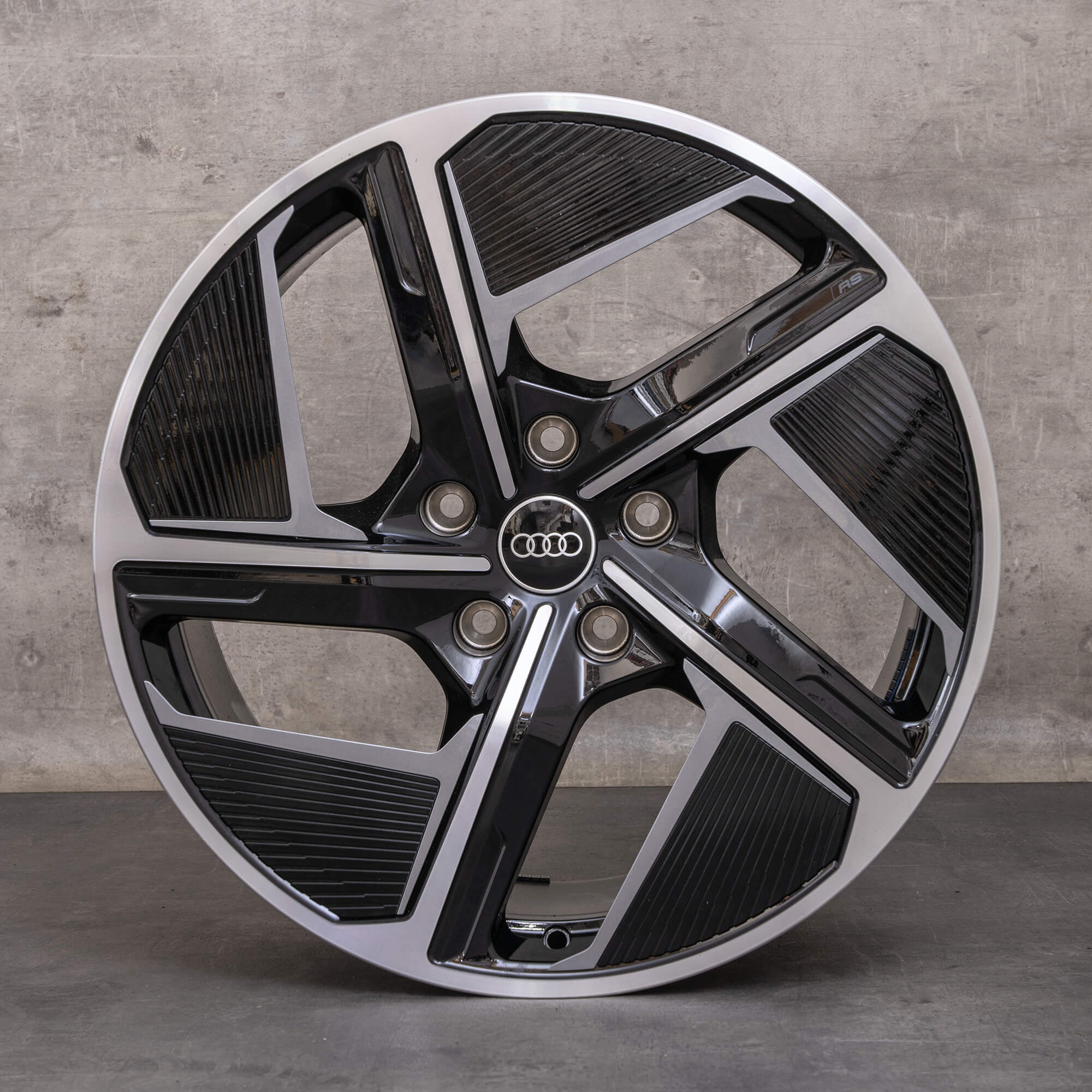 Original Audi e-tron GT fälgar 20 tum FW Gran Turismo Aero 4J3601025F 4J3601025H svart glansig svarvad NY