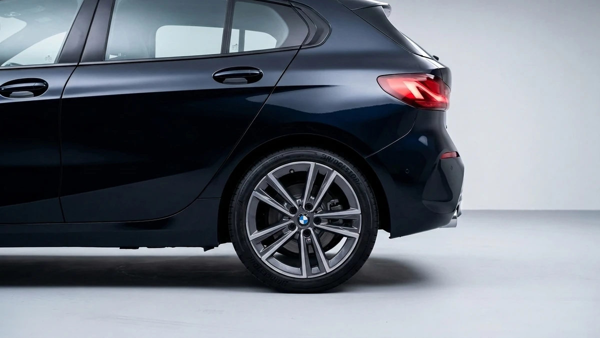 Oryginalna aluminiowa felga BMW w stylingu M do BMW 1er F40 z bliska
