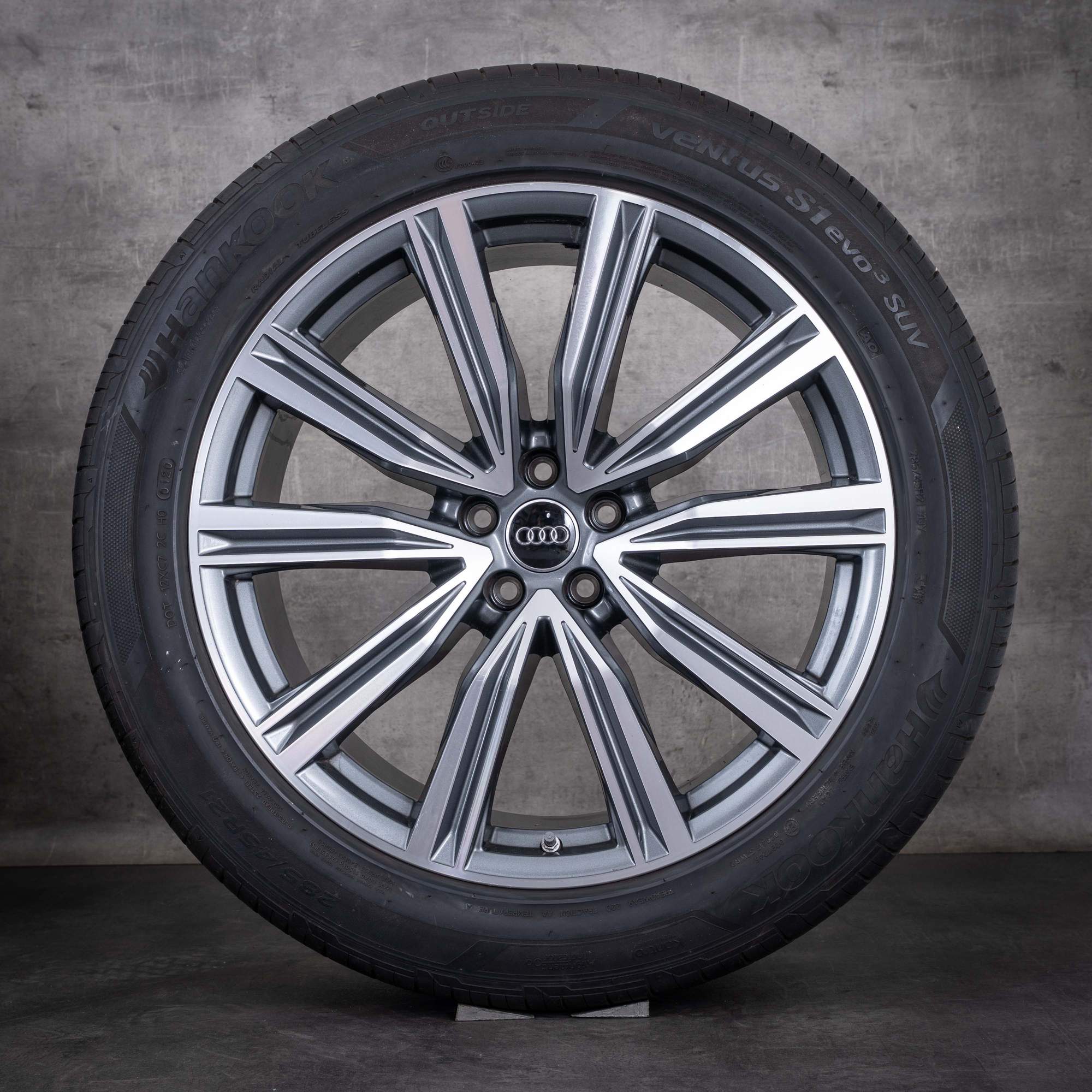 Oryginalne felgi Audi Q8 SQ8 21 cali 4M8 – opony letnie 4M8601025G, tytanowe, w technologii diamond cut, z połyskiem