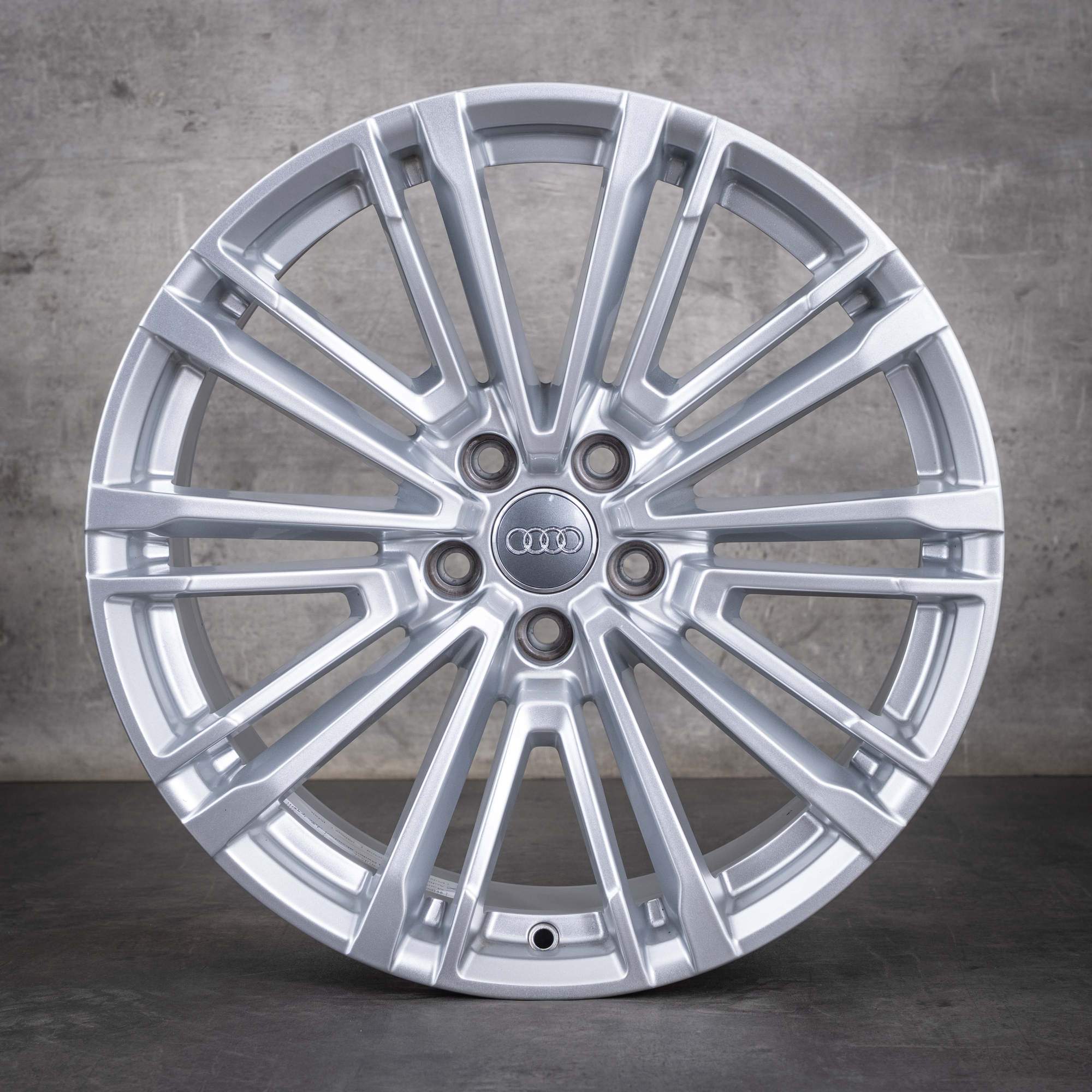 Alkuperäiset Audi A5 S5 -vanteet 19 tuumaa F5 8W B9 8W0601025CC kiiltävä hopea