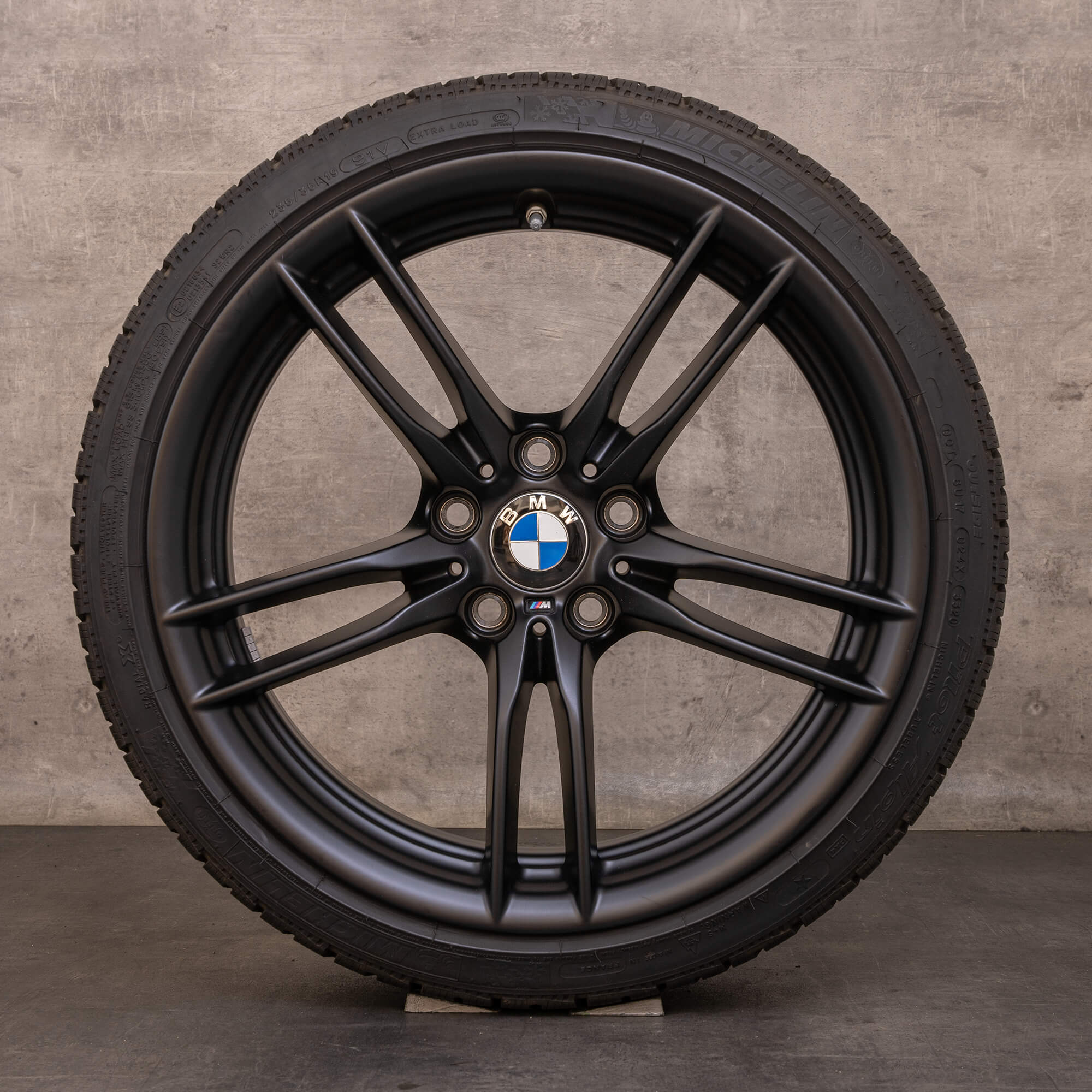 Alkuperäiset BMW M2 talvirenkaat 19 tuuman F87 vanteet muotoilu 641 M 2284907 2284908 musta matta