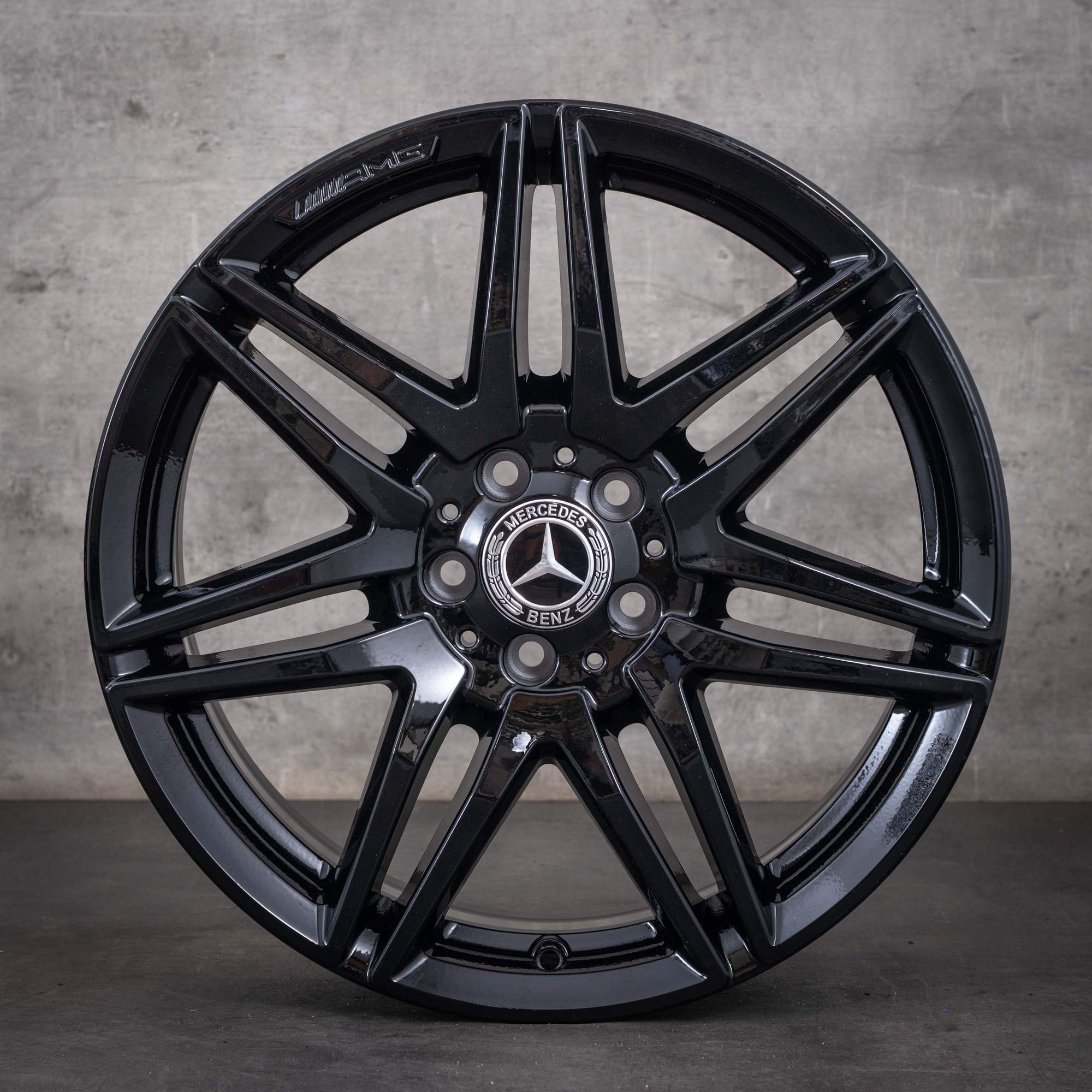 Originální disky Mercedes-Benz třídy V AMG 19 palců W447 A4474015100 lesklá černá