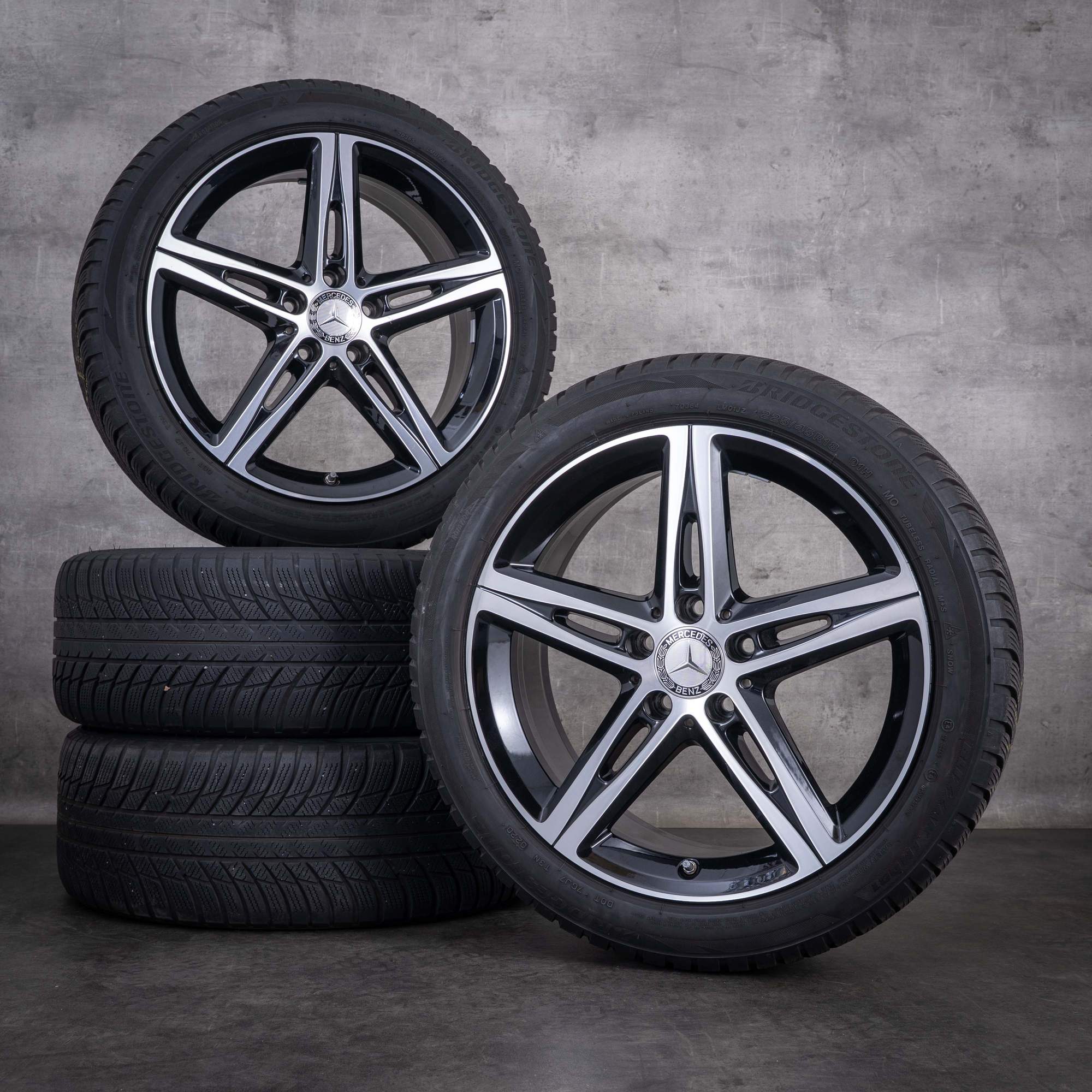 Original Mercedes-Benz A- och B-klass samt CLA AMG vinterhjul 18 tum W177 V177 W247 W118 X118 C118 fälgar A1774010700 svarta, frontpolerade