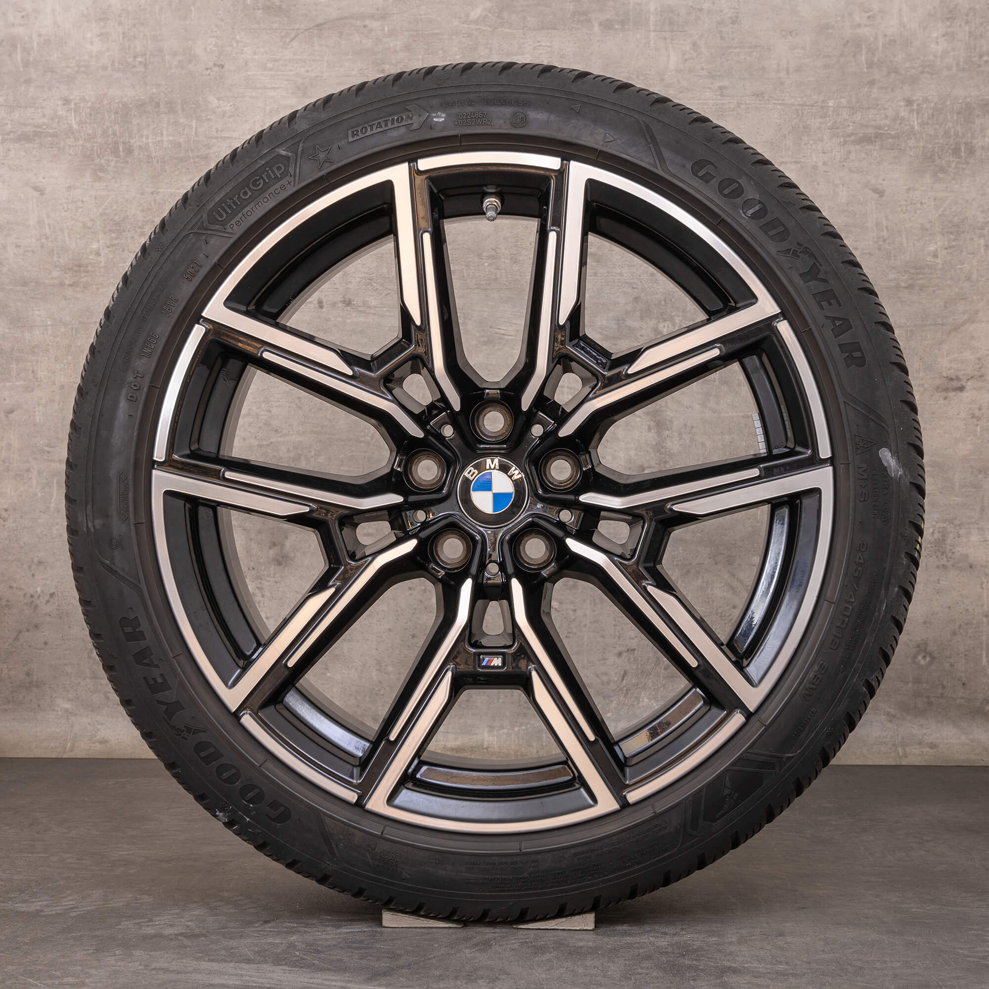 Originalní zimní pneu s disky BMW řady 4 i4 19palcové ráfky na auto G26 Gran Coupe styling 859 M 8747304 8747305 jet black lesklá soustružená