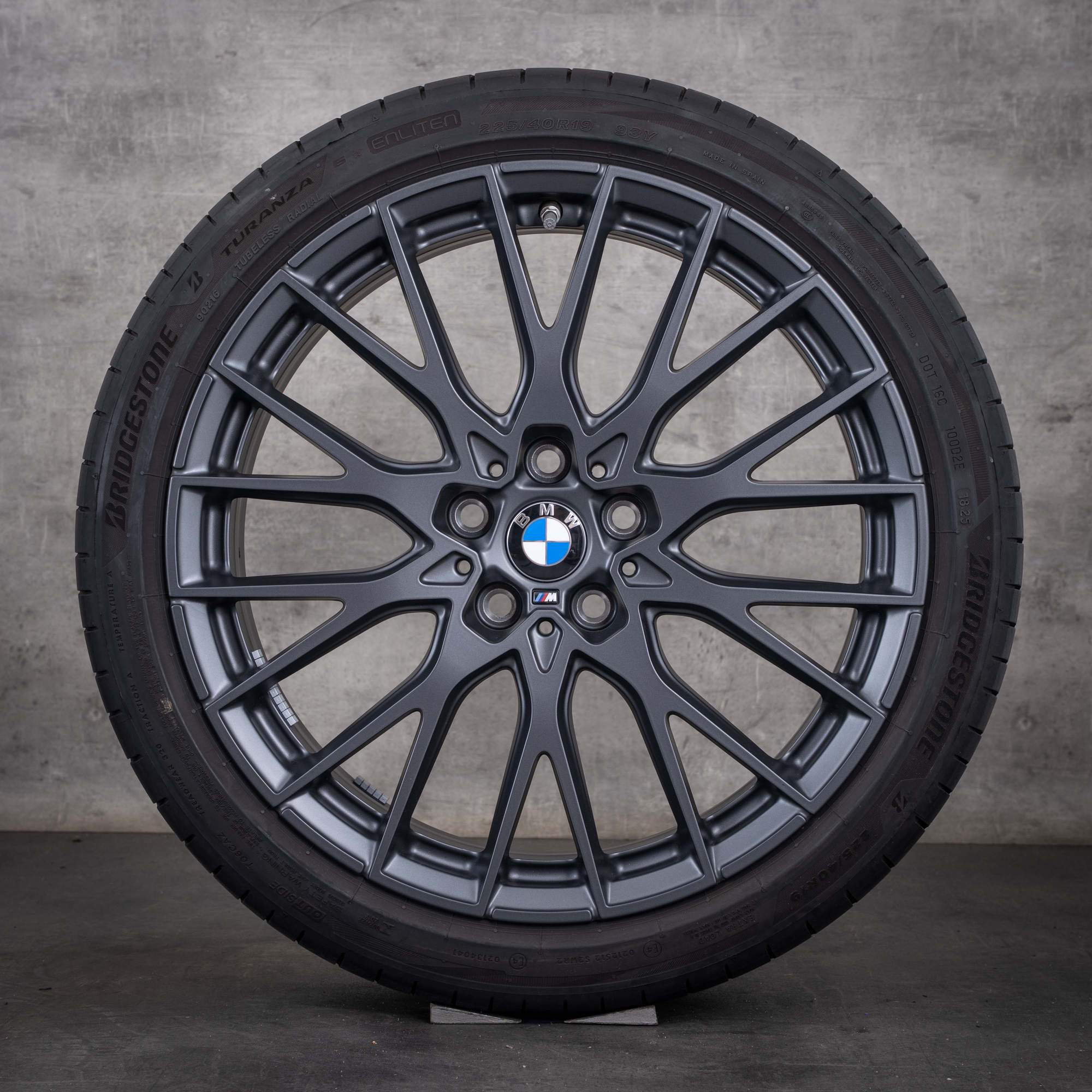 Oryginalne koła zimowe BMW serii 1 i Seria 2 19 cali modele F70 i F74 felgi Gran Goupe stylizacja 1085 M 5A917C3 kolor orbitgrey NOWE