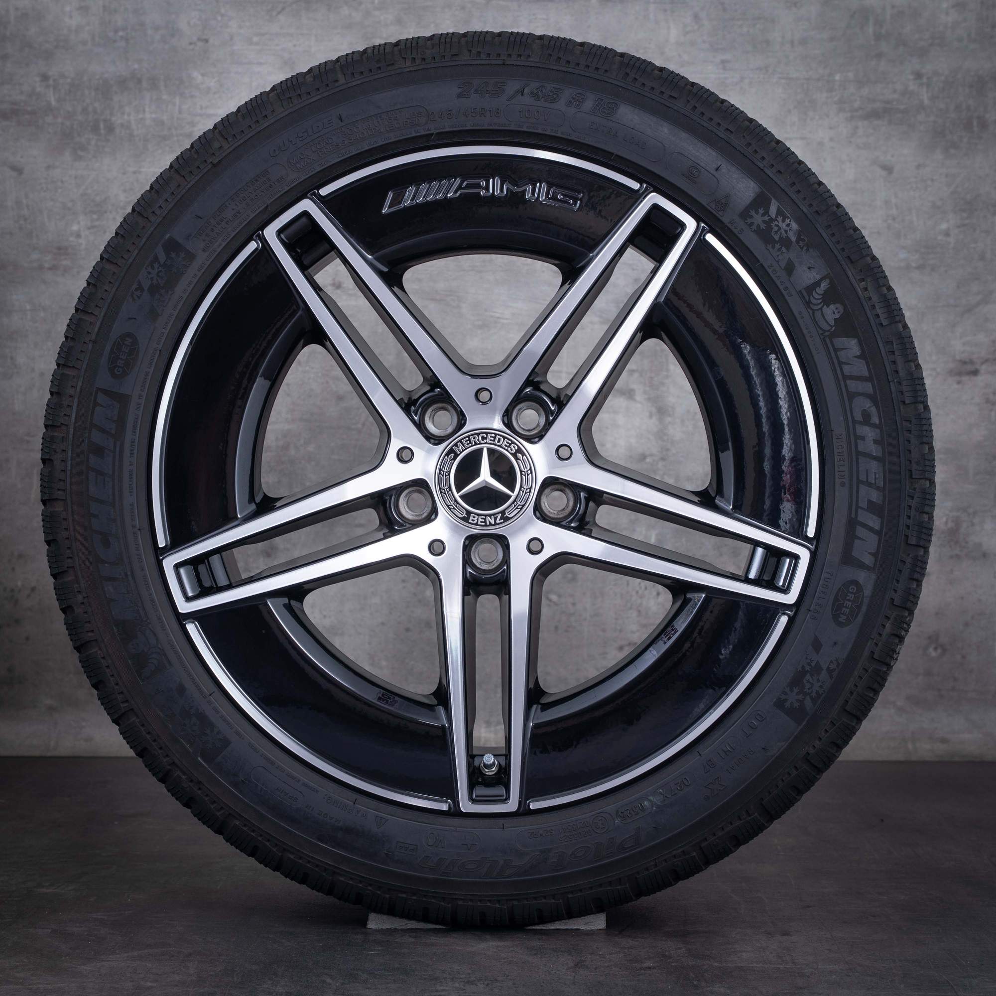 Original Mercedes Benz CLE AMG Winterräder 18 Zoll C236 300e Hybrid Felgen A2364011800 schwarz front glanzgedreht