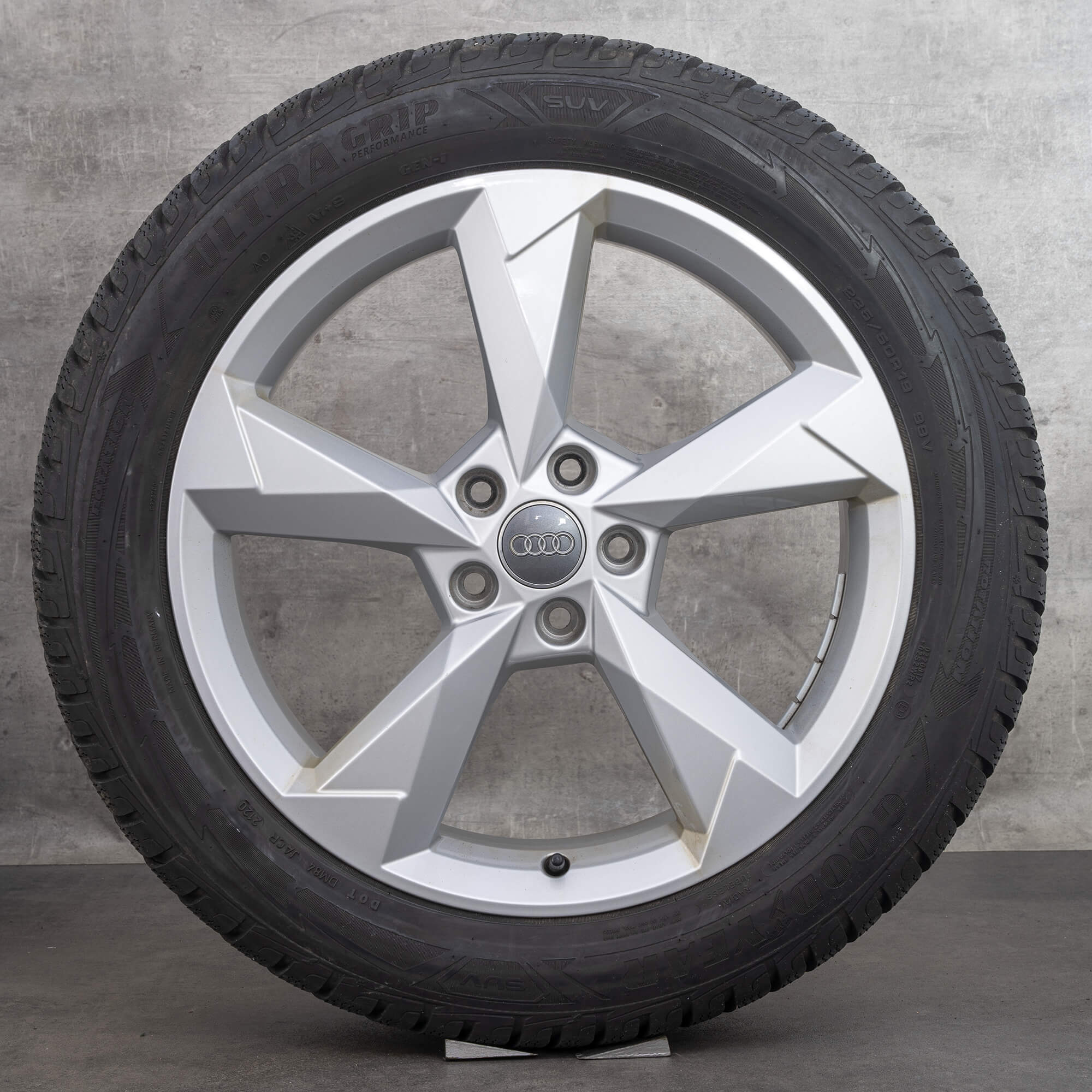 Audi 19 tuuman Q3 II F3 -vanteet talvirenkaat Dynamic 83A601025N