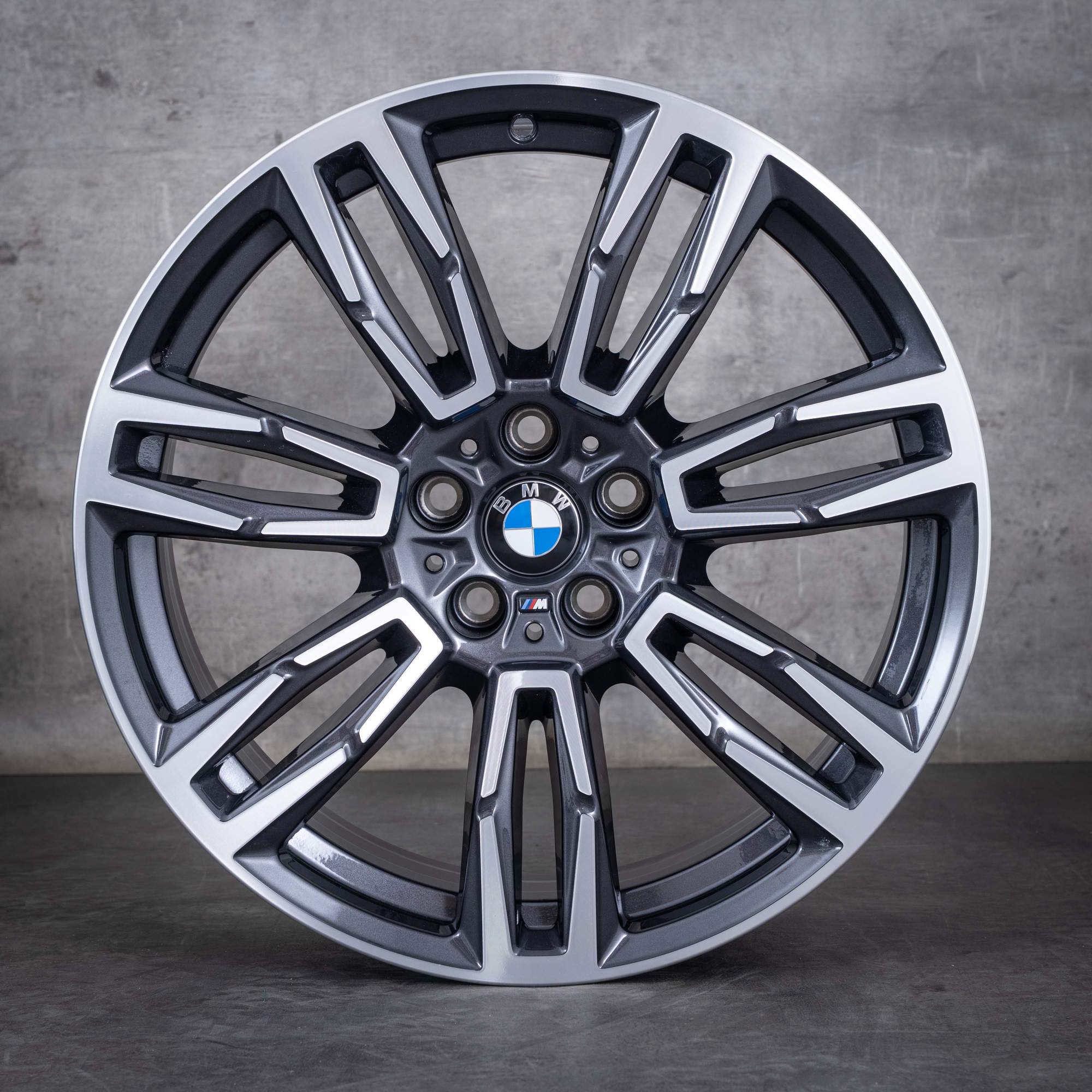 Oryginalne felgi BMW serii 5 i5 19 cali G60 G61 Styling 935 M 5A324E0 midnight grey Polerowane