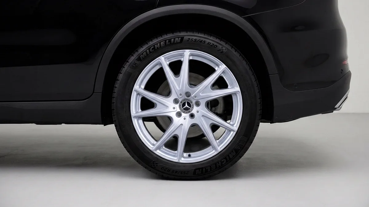 Oryginalne koło kompletne Mercedes GLC EQ na tylnym kole, widok z tyłu z boku