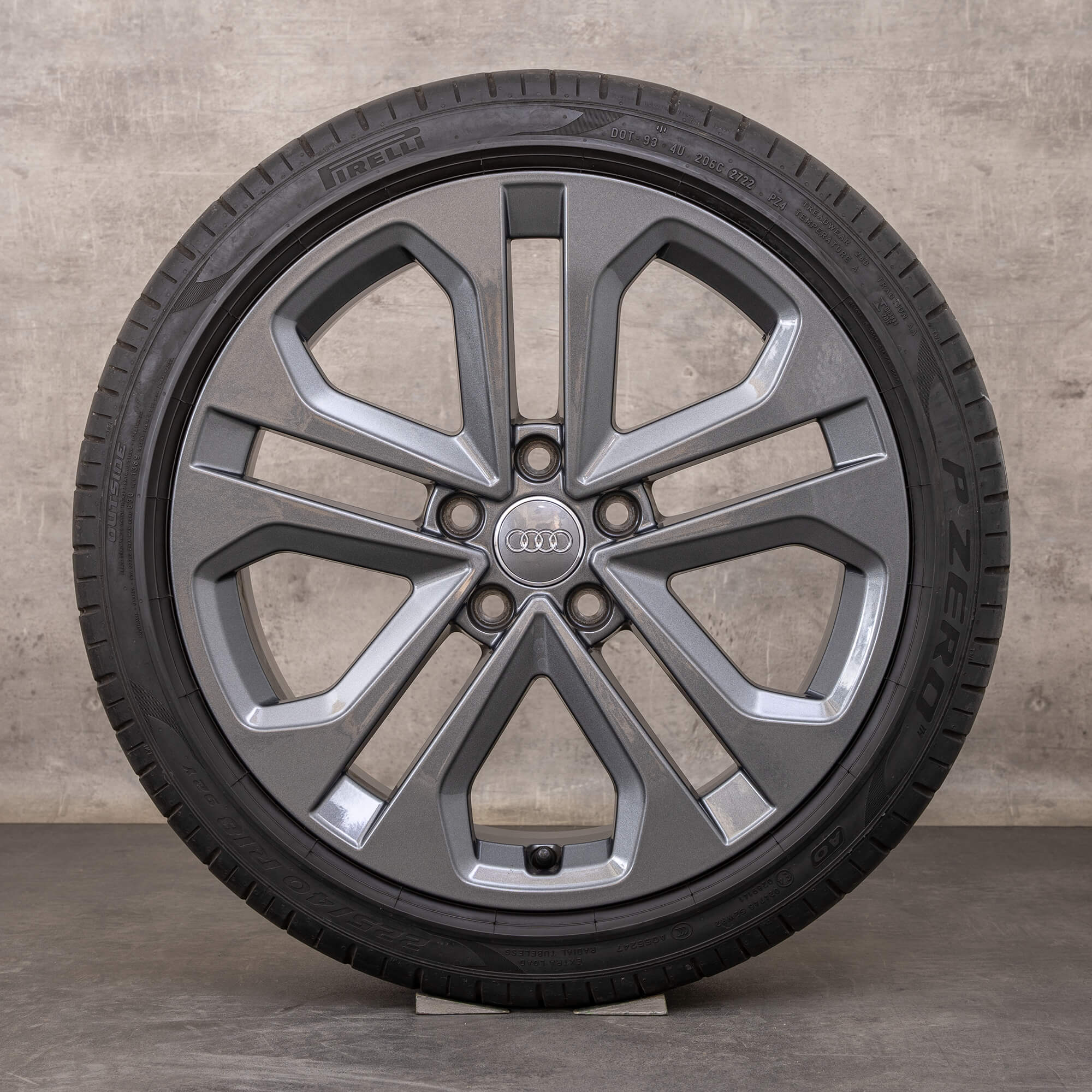 Originalní zimní pneu s disky Audi A3 S3 18palcové ráfky na auto 8Y 8Y0601025CM titanový lesk