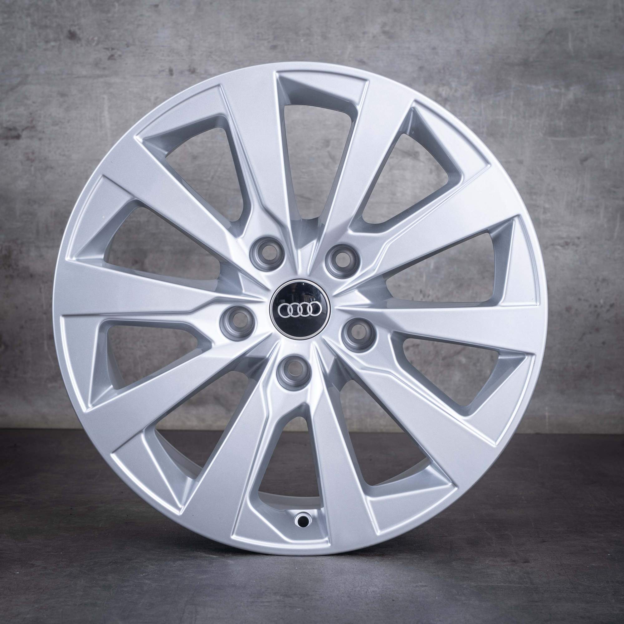 Jantes originais Audi e-tron Q6 de 18 polegadas GF 85H601025BH 85H601025BJ prateadas brilhantes - jante 3 de 4