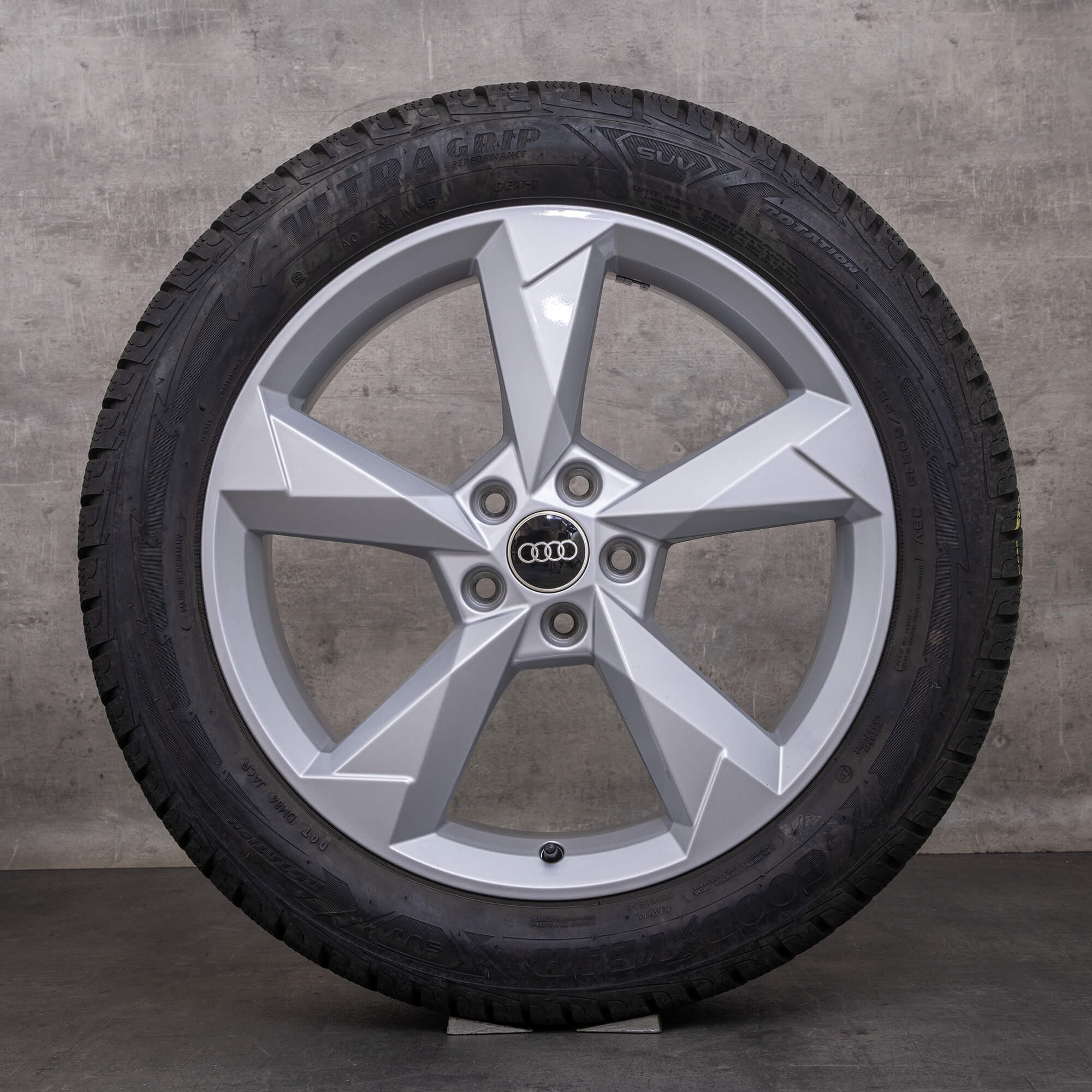 Original zimní pneu s disky Audi Q3 19palcové ráfky na auto F3 83A601025N Dynamic Design stříbrné lesklé