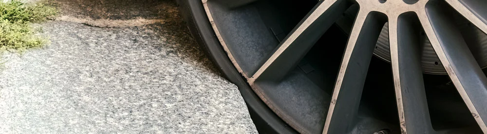 Felge beschädigt am Bordstein Felge beschädigt durch Bordstein