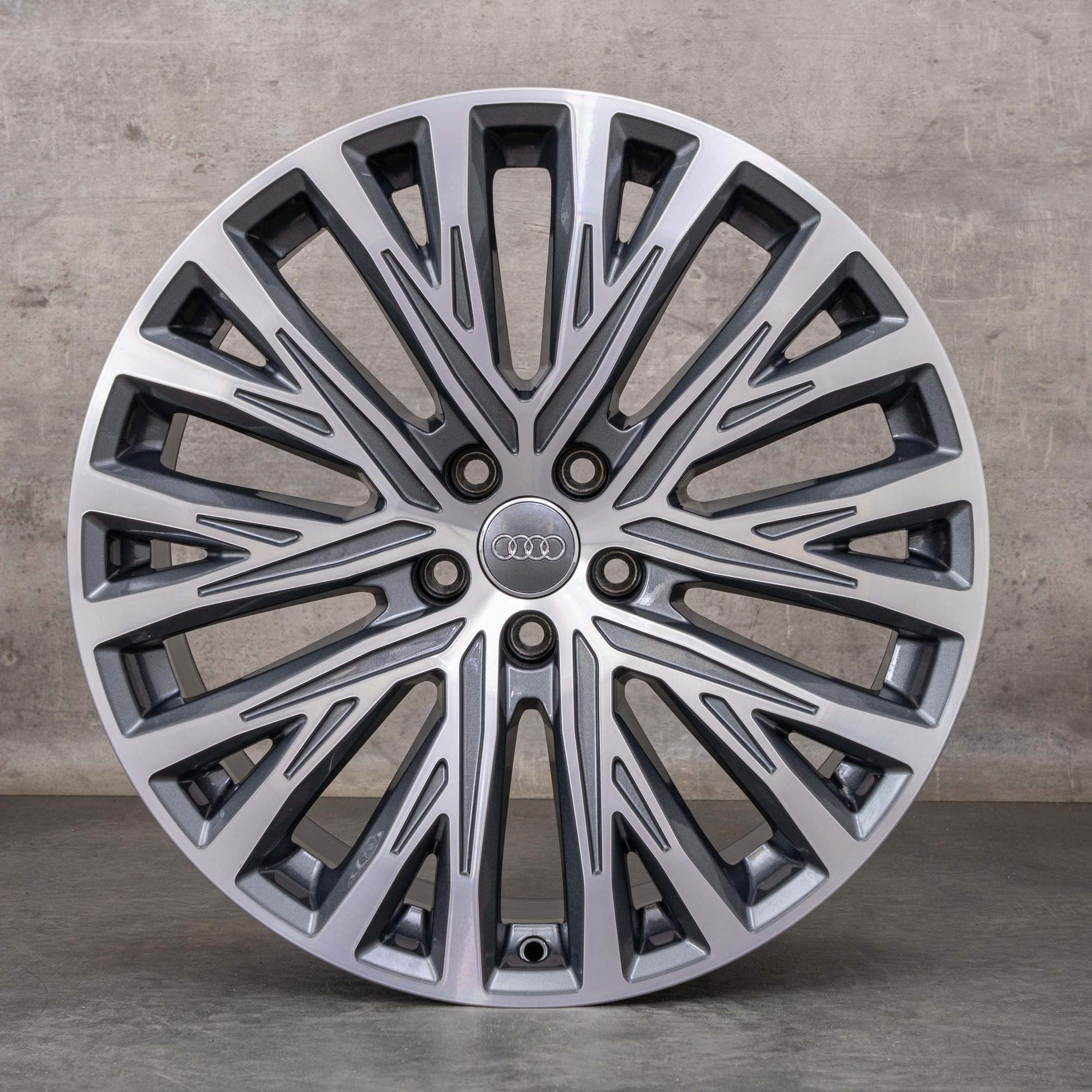 Oryginalne felgi Audi A8 S8 20 cali 4N D5 opony letnie 4N0601025M kolor antracytowy w technologii diamond cut z połyskiem