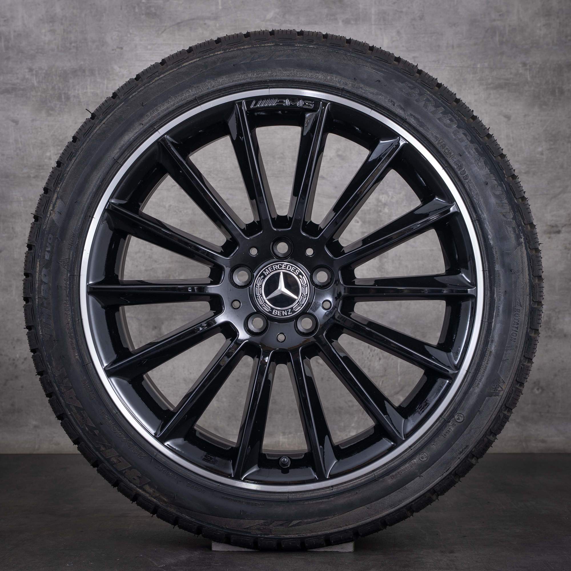 Originele Mercedes-Benz GLA AMG winterbanden op velg 19 inch X156 velgen A1564012800 zwart met diamond cut rand NIEUW - wiel 4 van 4