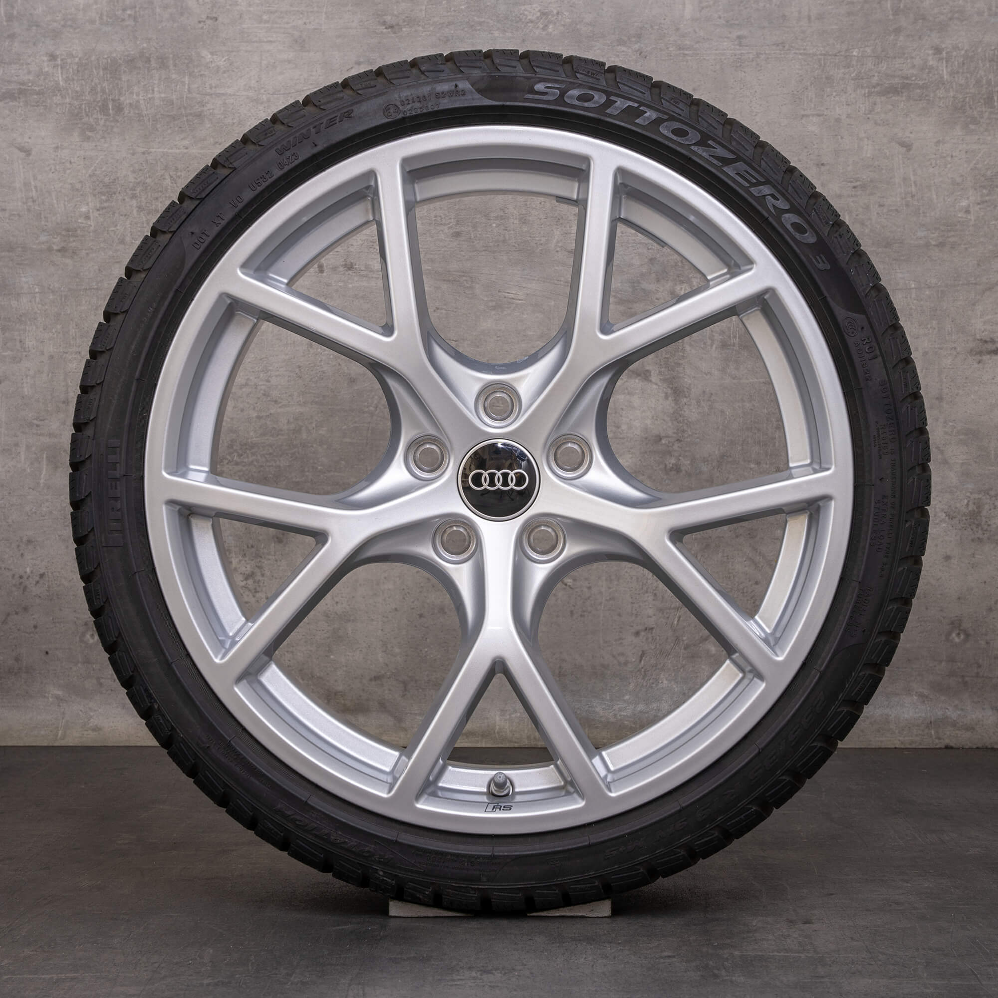 Original zimní pneu s disky Audi RS3 19" 8Y ráfky na auto 8Y0601025BT 8Y0601025BQ stříbrné lesklé