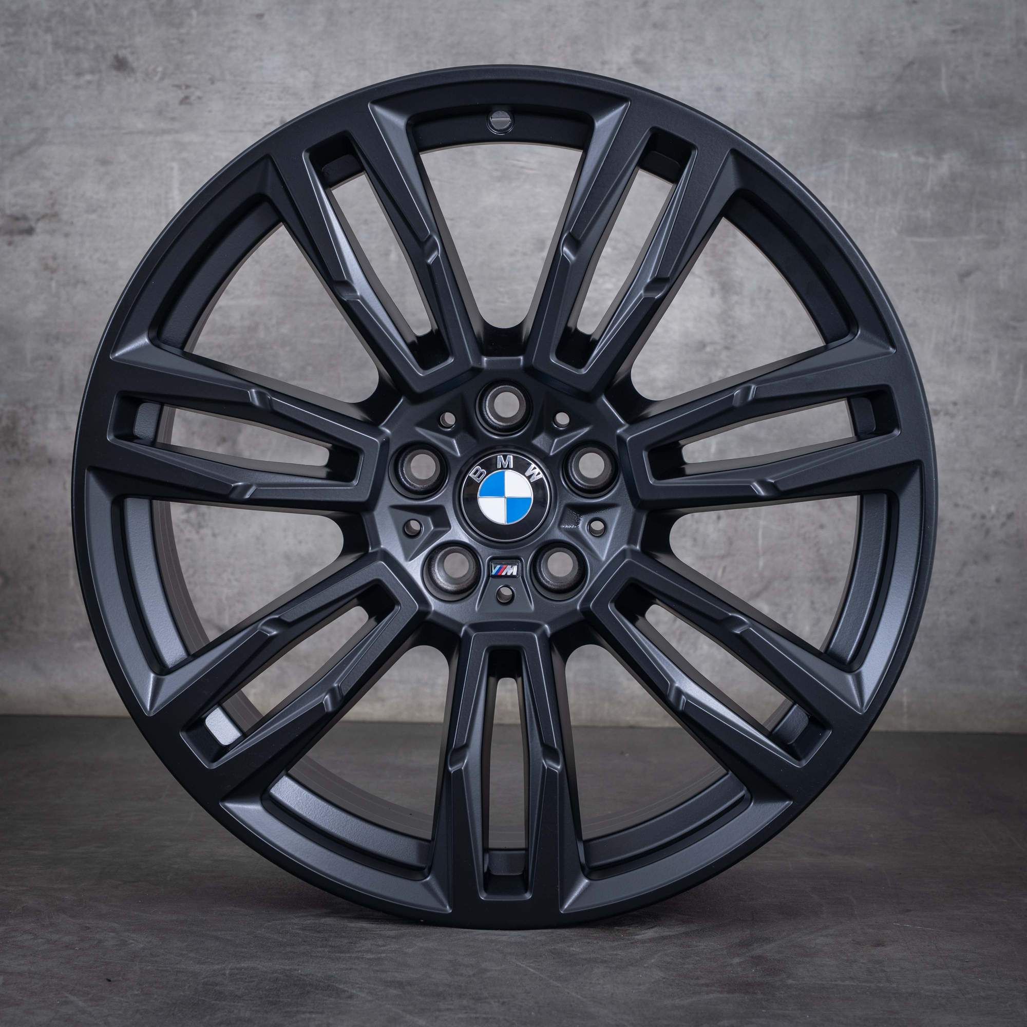 Oryginalne felgi BMW serii 5 i5 19 cali G60 G61 Styling 935 M 5A324E0 czarny mat