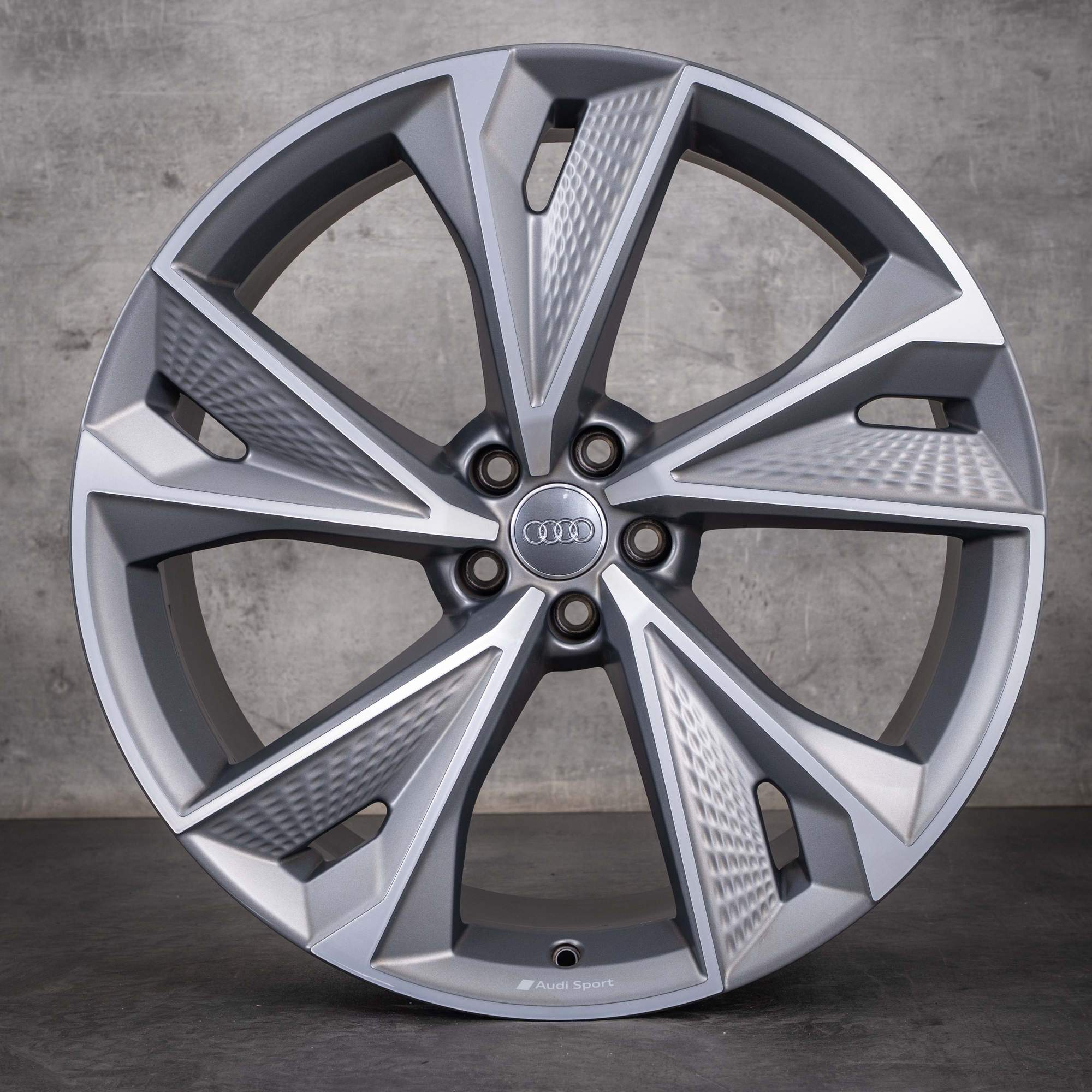 Oryginalne felgi Audi RS6 RS7 22 cale 4K C8 4K0601025BB tytanowe matowe z elementami w stylu diamond cut
