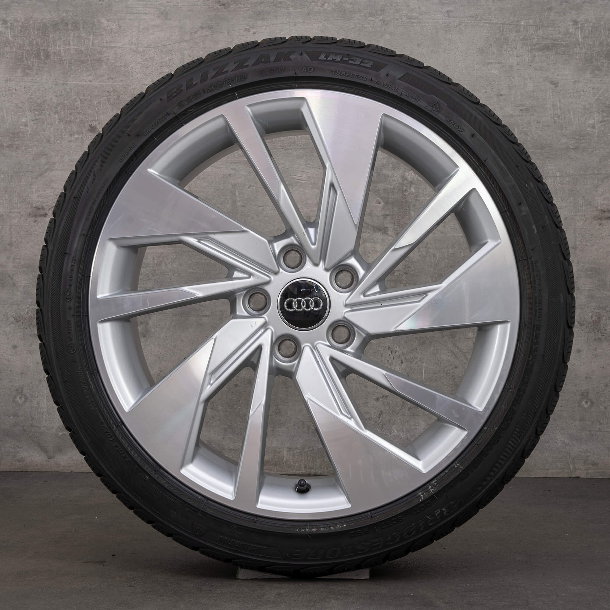 Audi A3 S3 8Y Sportback jantes hiver 18 pouces pneus 8Y0601025F