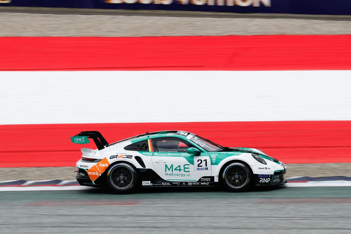 Porsche 911 Cup na bazie 992.2 w szybkim przejeździe przez zakręt