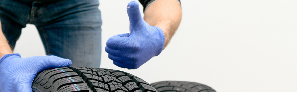 Wichtig: Prüfe Deine Reifen immer auf Beschädigungen! Mechaniker prüft Reifen auf Beschädigungen