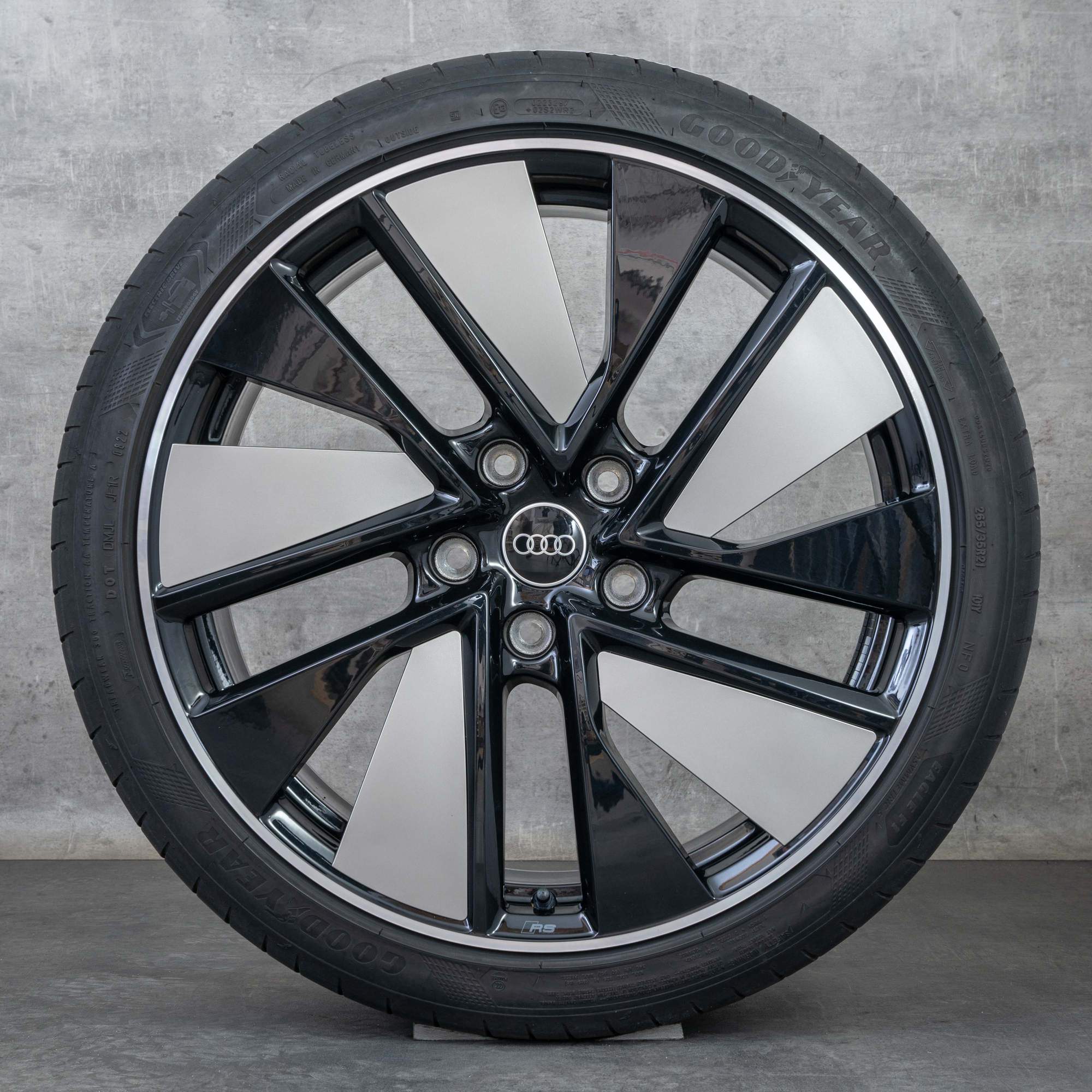 Originale Audi e-tron fælge 21 tommer GT RS FW sommerdæk trapezformet modul 4J3601025J 4J3601025K sort grå poleret