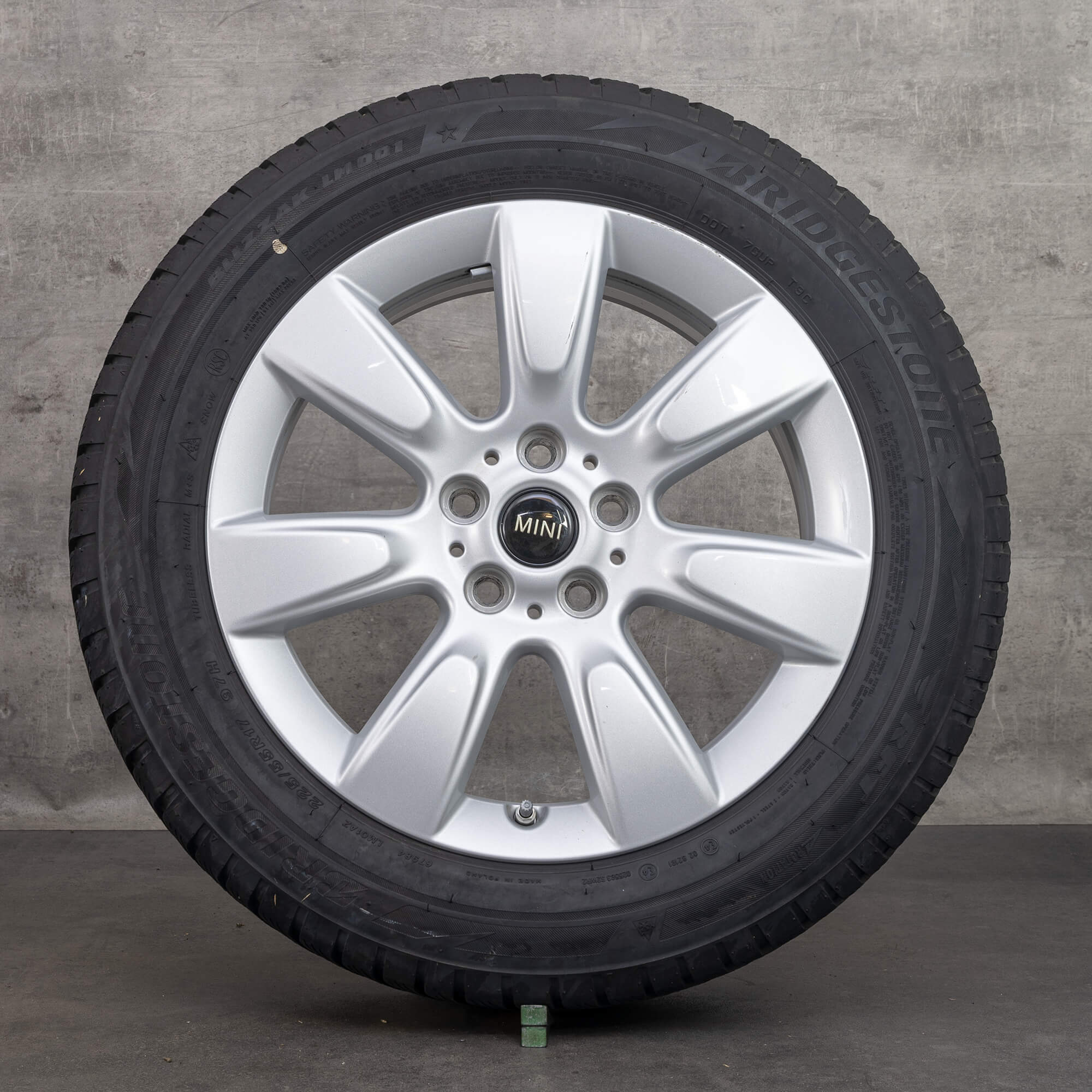 Oryginalne koła zimowe do Mini Countryman F60 17 cali felgi Spoke 530 nr kat. 6886276 kolor srebrny