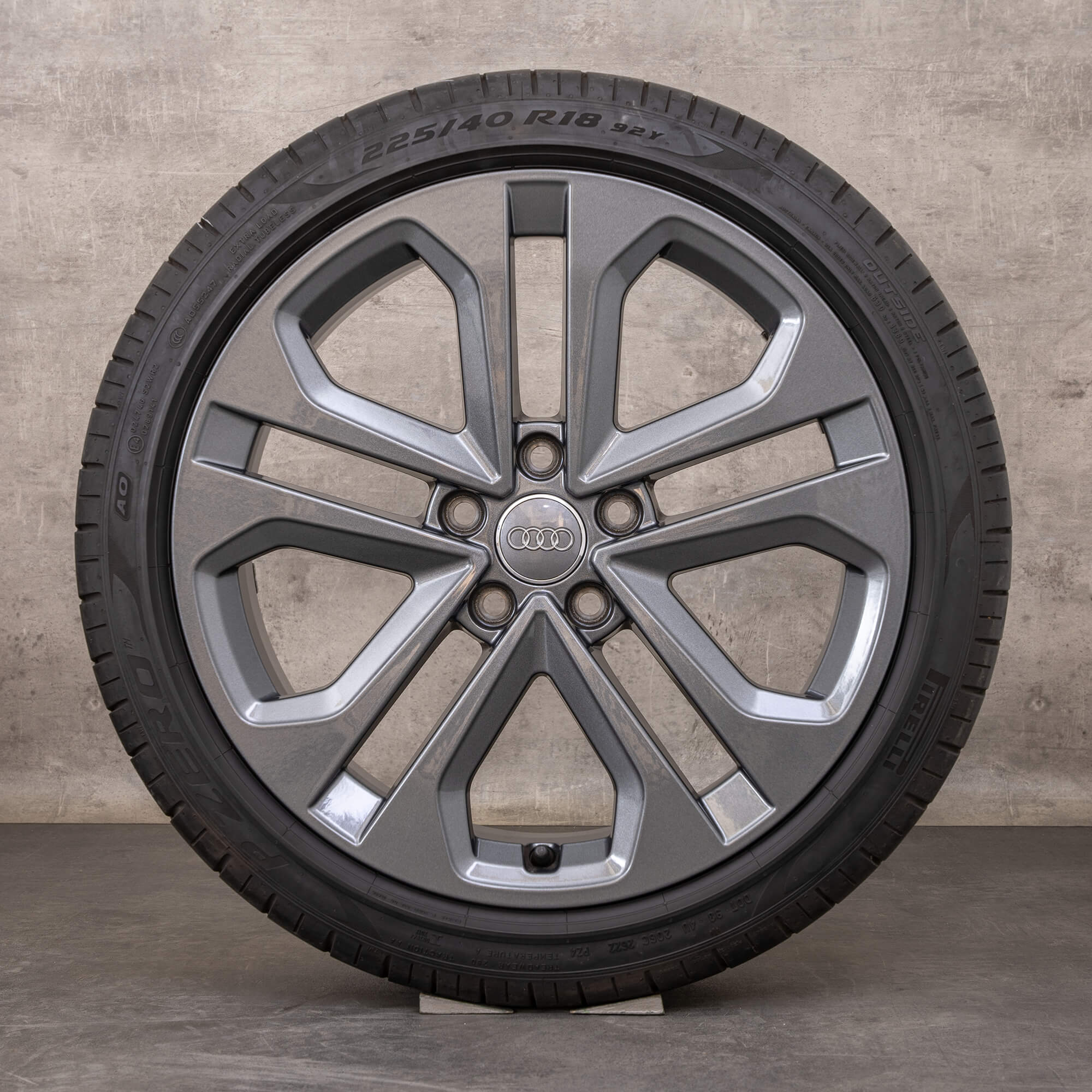 Originalní zimní pneu s disky Audi A3 S3 18palcové ráfky na auto 8Y 8Y0601025CM titanový lesk
