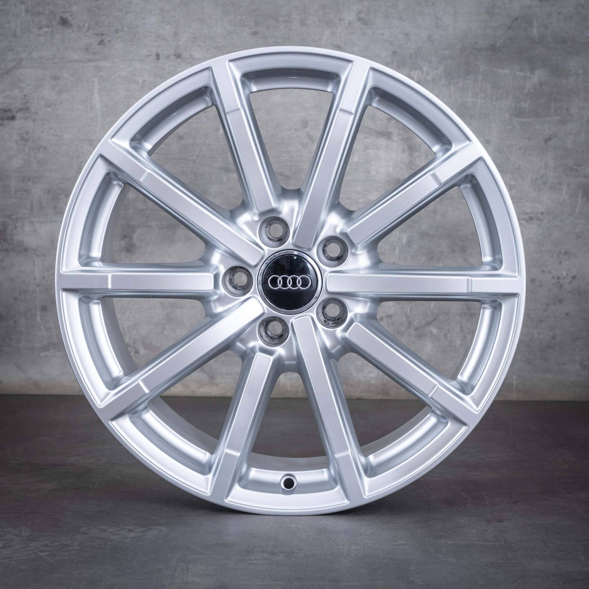 Oryginał Felgi Audi A3 S3 18 cali 8V 8V0601025AQ srebrny połysk