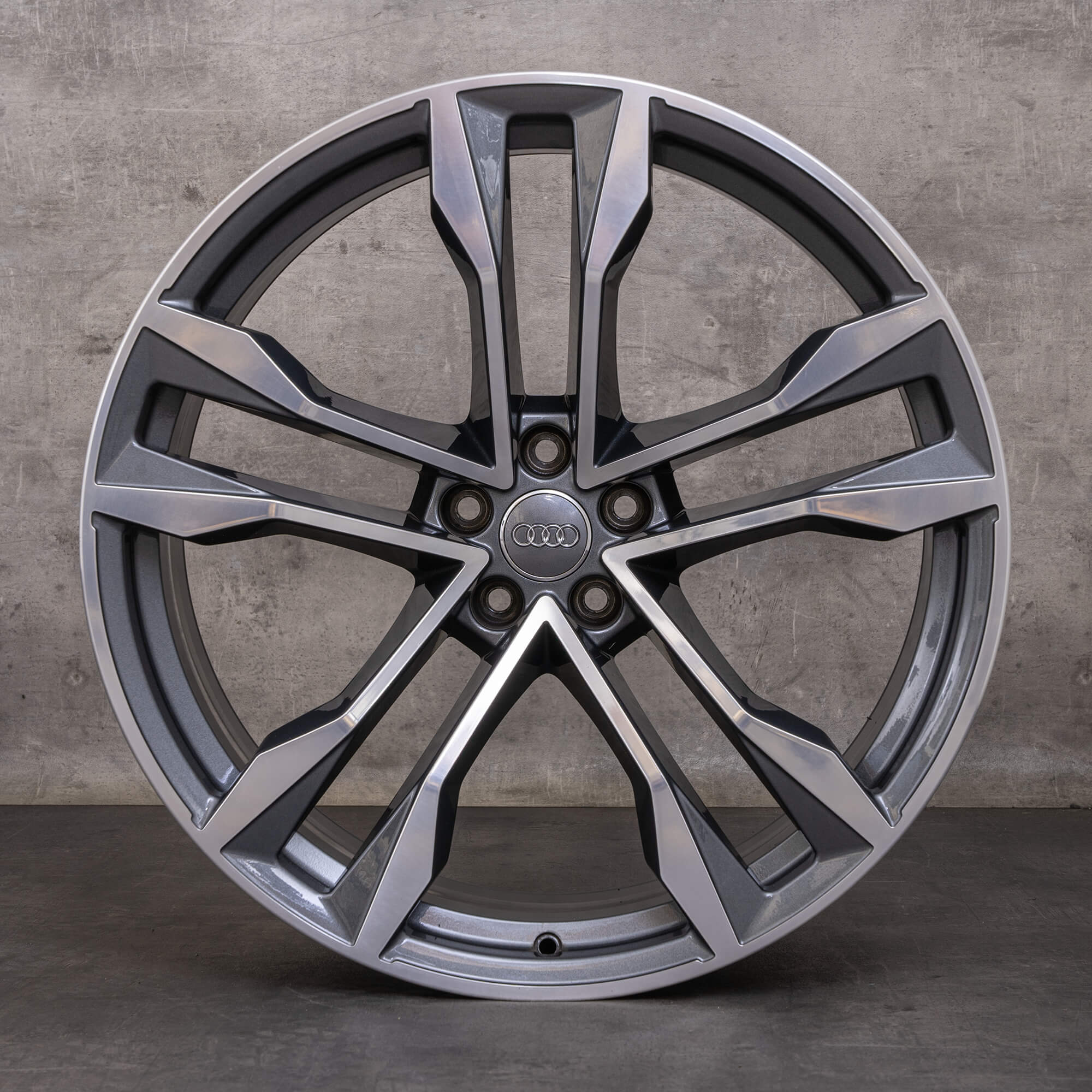 Oryginalne felgi Audi Q8 SQ8 22 cale 4M8 4M8601025J tytanowe polerowane