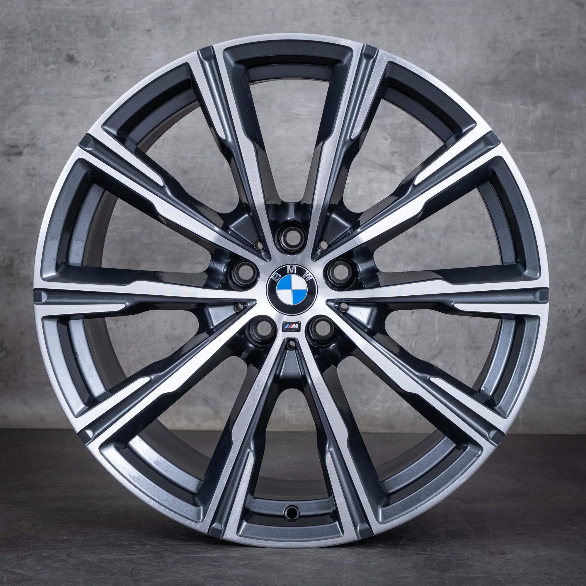 Oryginalne felgi BMW X5 X6 20 cali G05 G06 Styling 740 M 8071996 8071997 orbit grey Polerowane