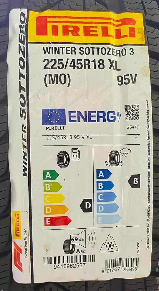 Aktuelles EU-Reifenlabel nach Verordnung 2020/740 auf einem Reifen: Klassen A bis E für Rollwiderstand und Nasshaftung, Geräuschklasse mit 69 dB, Alpine-Symbol und QR-Code