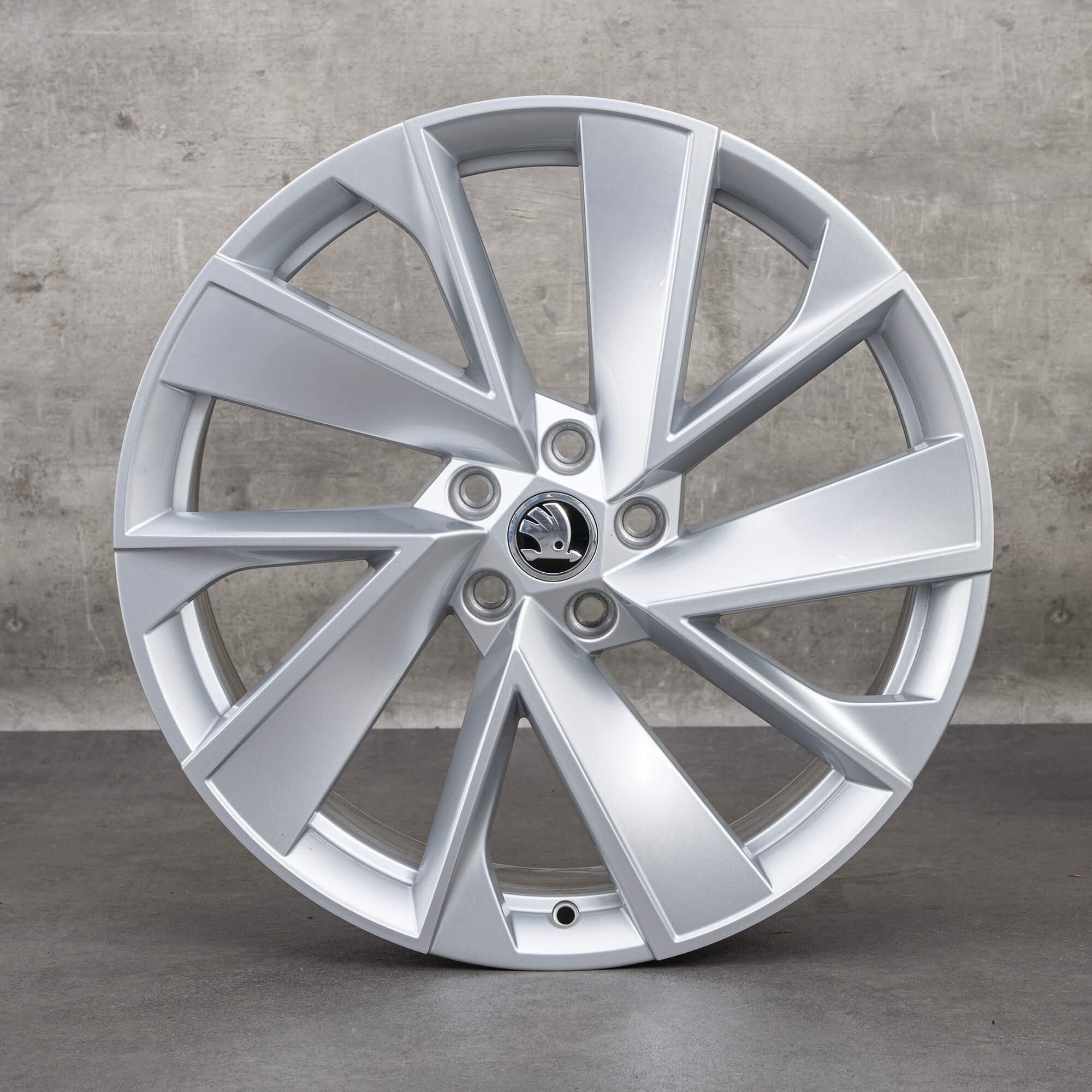Alkuperäiset Skoda Enyaq -vanteet 20 tuumaa iV 5A Vega 5LA601025H hopea UUDET