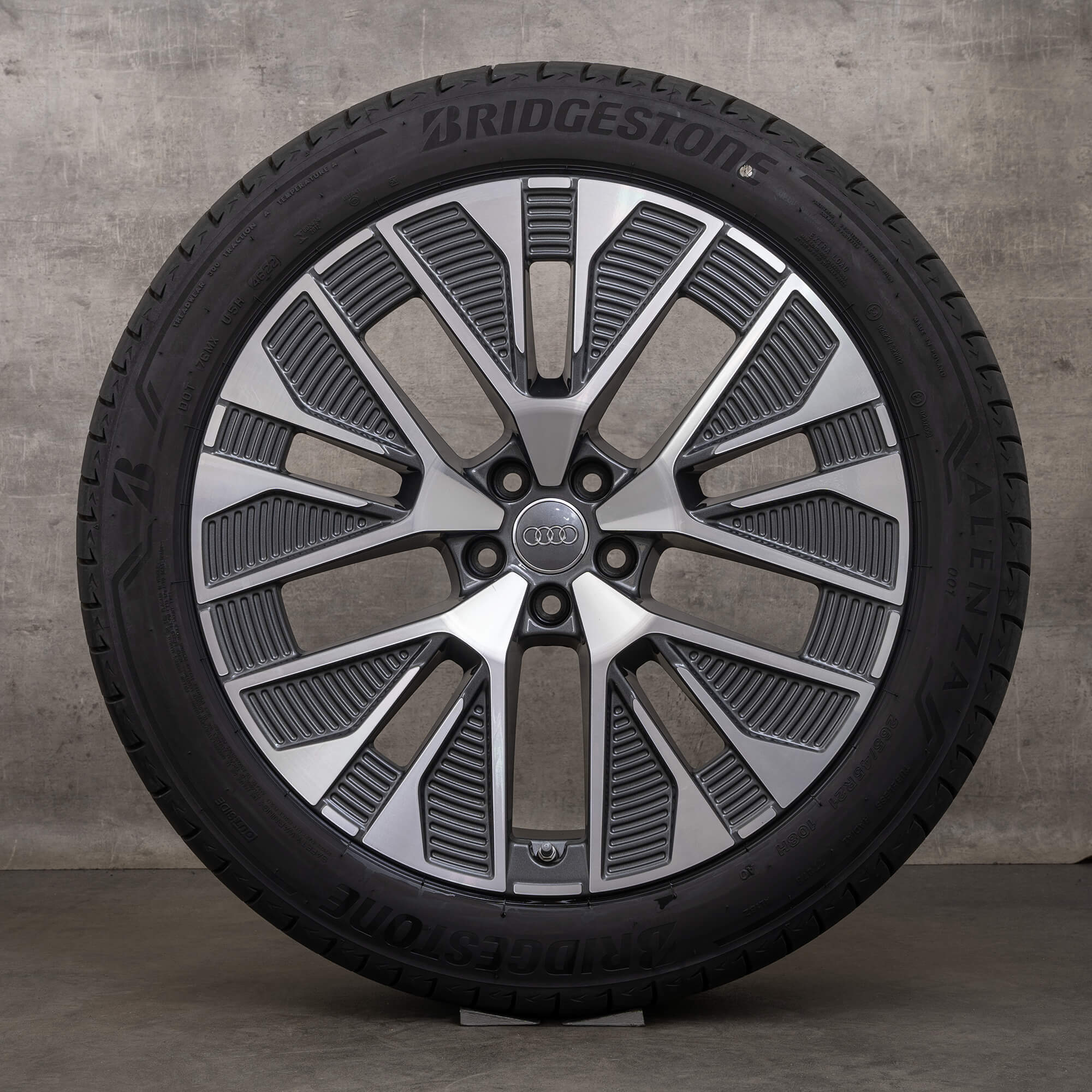 【美品 AUDI アウディ Q8 e-tron 純正 21インチ ブラック4本】 アウディ限定車「Q8 e-tron エディション Sライン」登場 静粛性