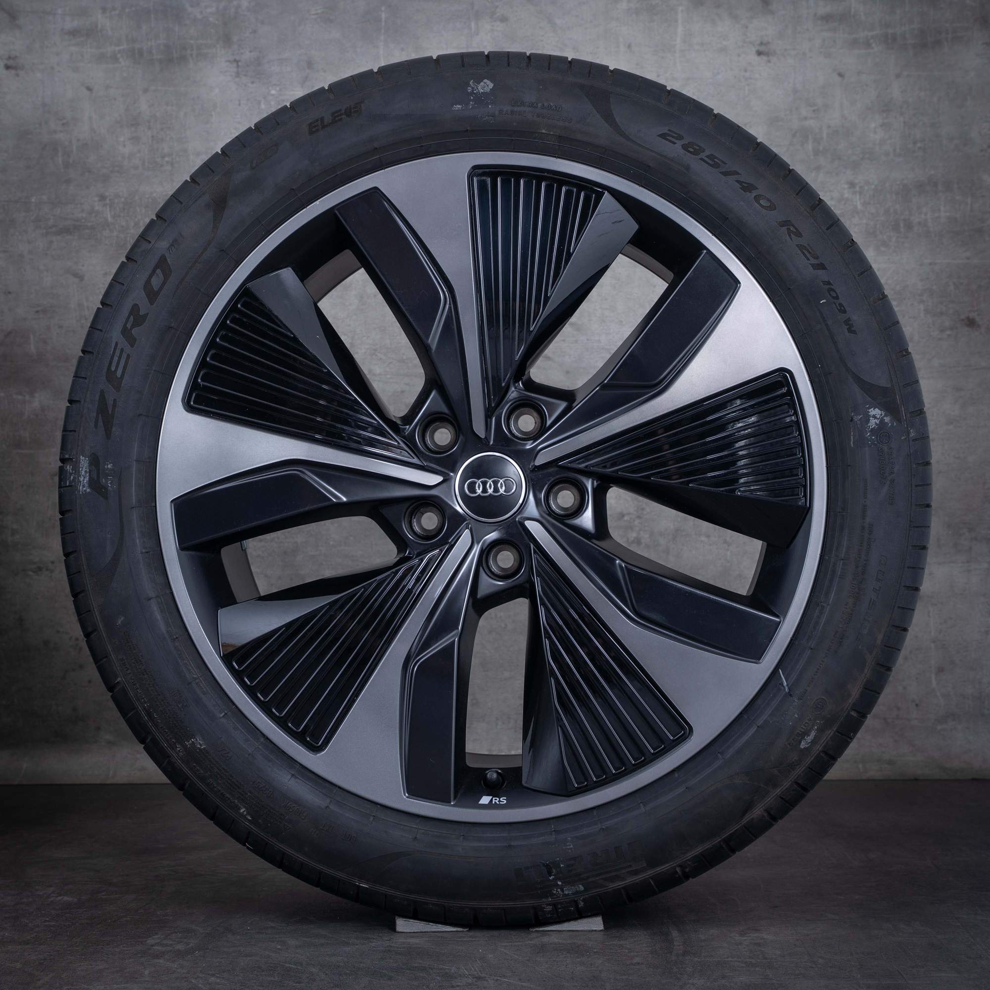 Jantes originais Audi Q6 SQ6 e tron GF Pneus de verão 21 polegadas 85H601025AQ 85H601025AR preto mate polido