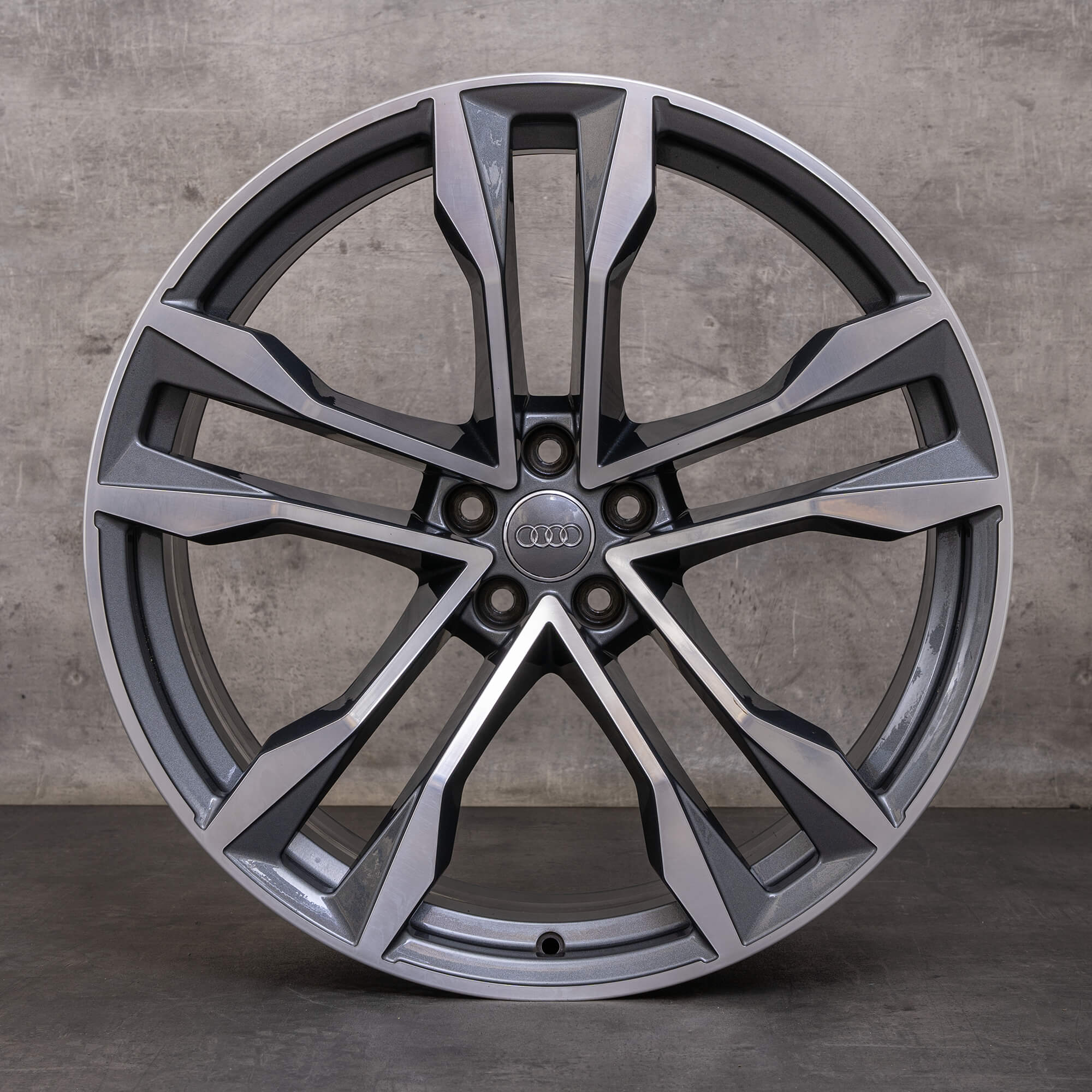 Oryginalne felgi Audi Q8 SQ8 22 cale 4M8 4M8601025J tytanowe polerowane