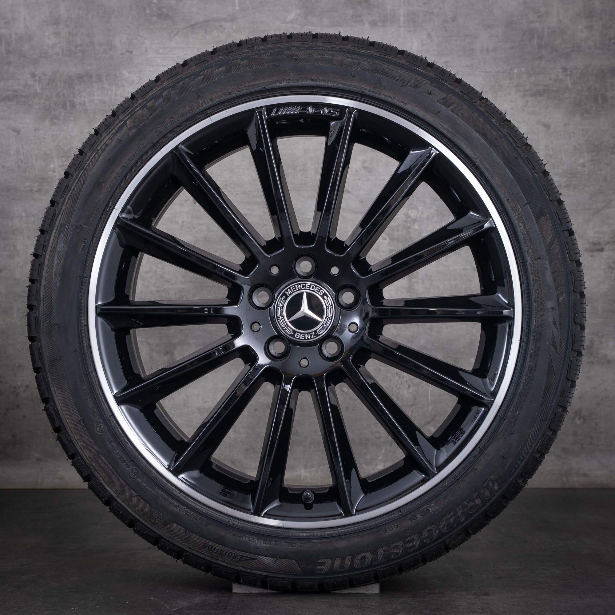Originele Mercedes-Benz GLA AMG winterbanden op velg 19 inch X156 velgen A1564012800 zwart met diamond cut rand NIEUW - wiel 1 van 4