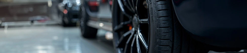 Was sind Demoreifen? Wir erklären es Dir. Demoreifen auf einem Neuwagen montiert