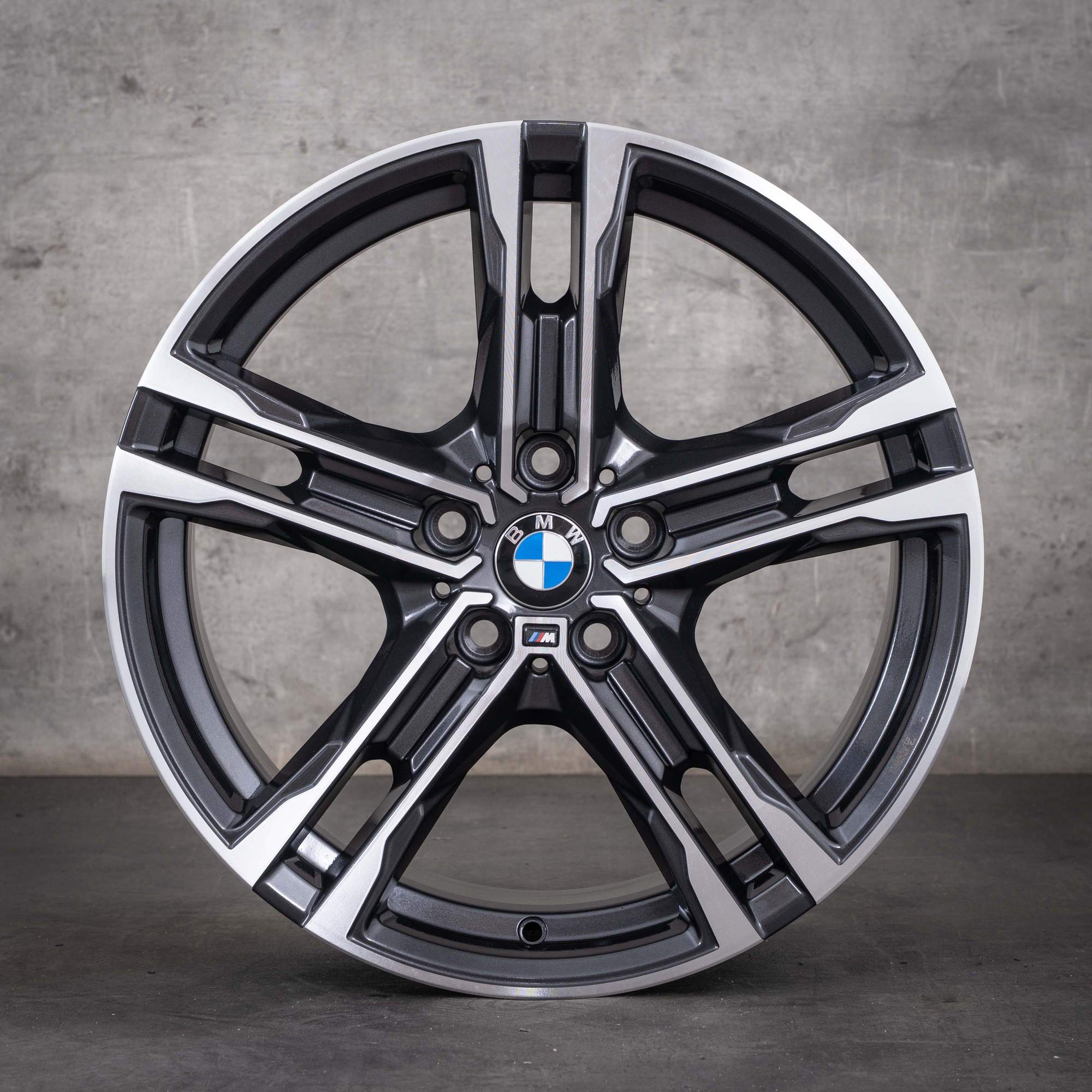 Oryginalne koła zimowe BMW 1er 2er 18 cali F40 F44 Gran Coupe felgi stylizowane 819 8092352 orbitgrey glanzgedreht