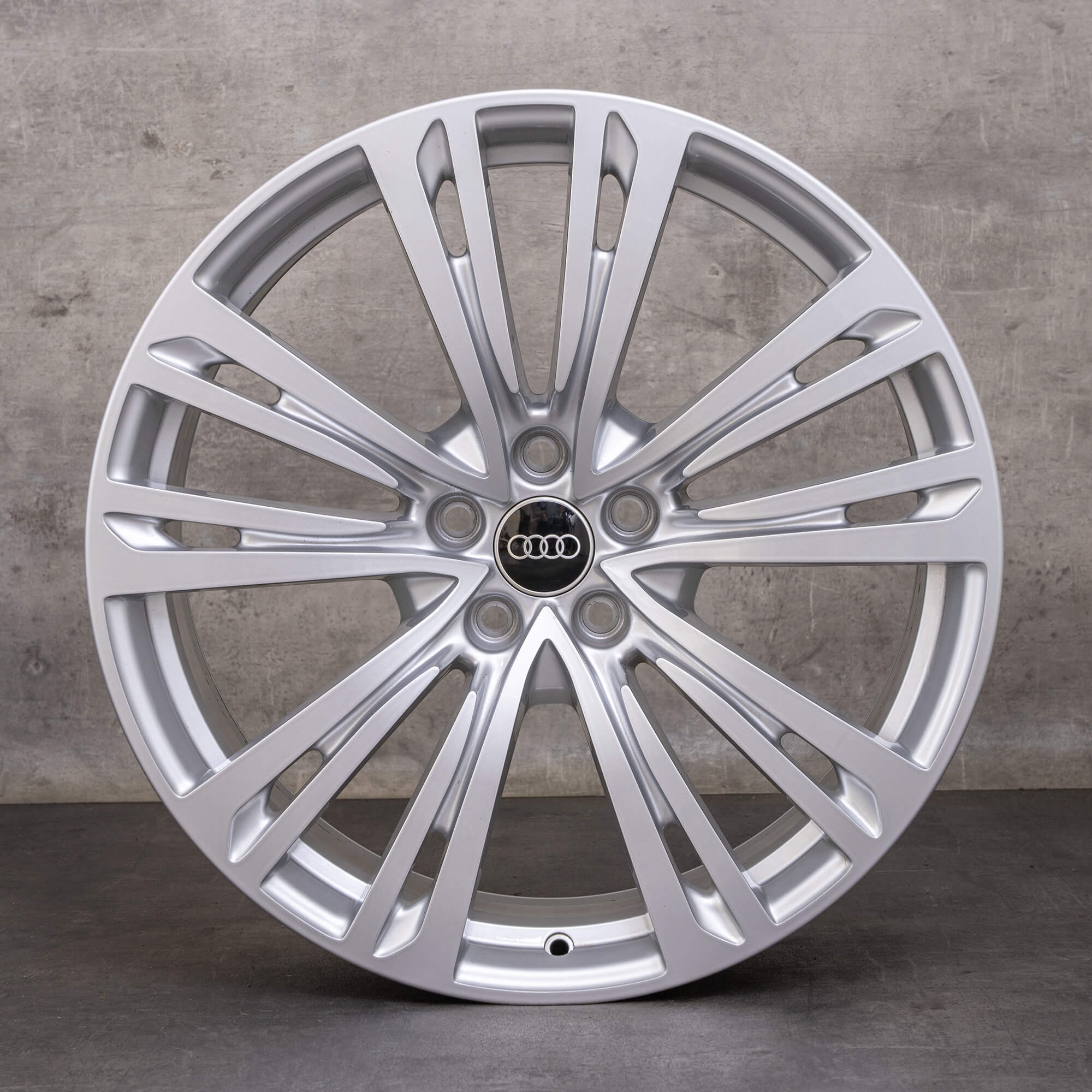 Oryginalne koła zimowe do Audi A8 S8 felgi 20 cali 4N D5 nr kat. 4N0601025Q srebrne błyszczące