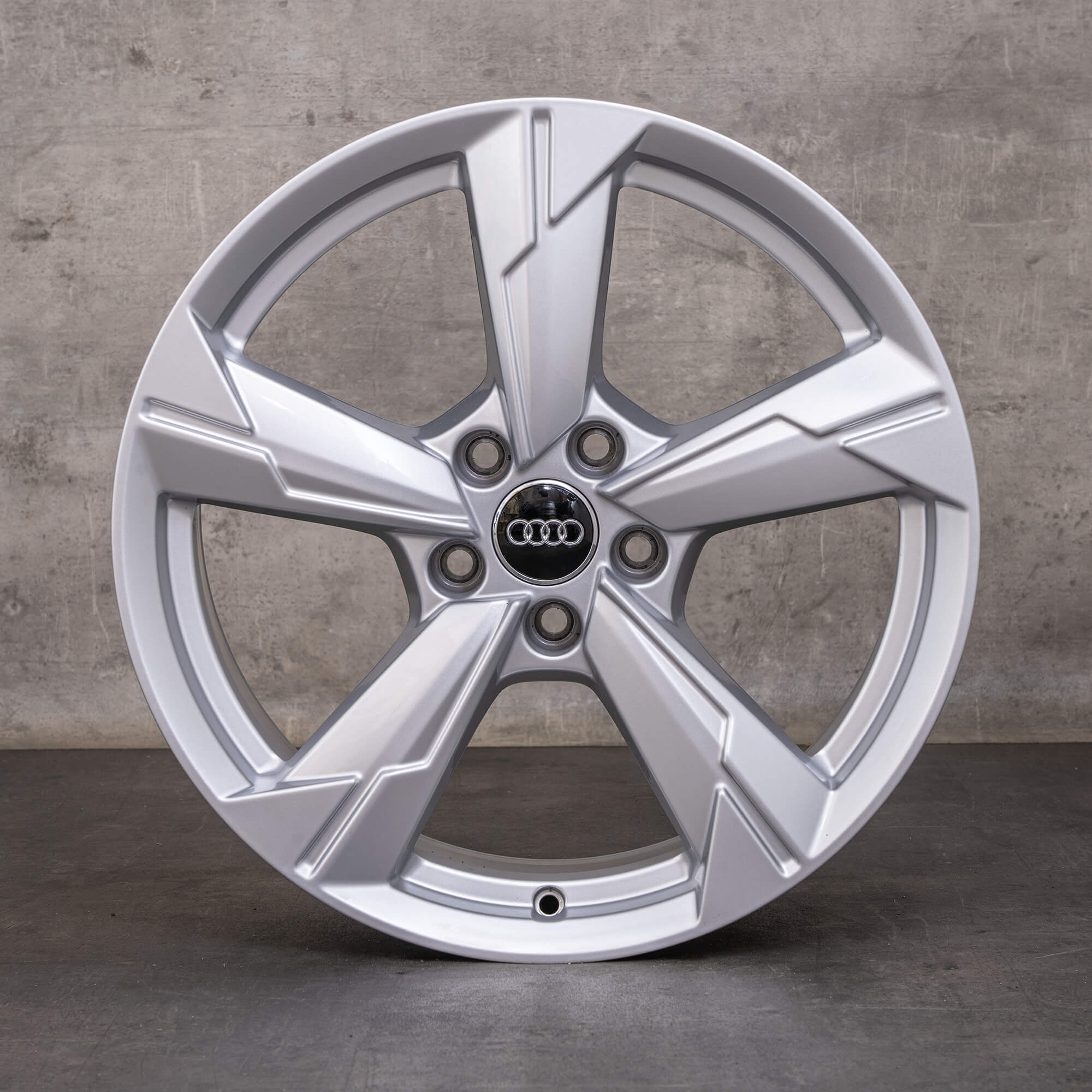 Oryginalne felgi Audi A6 S6 18 cali 4K C8 4K0601025D srebrne