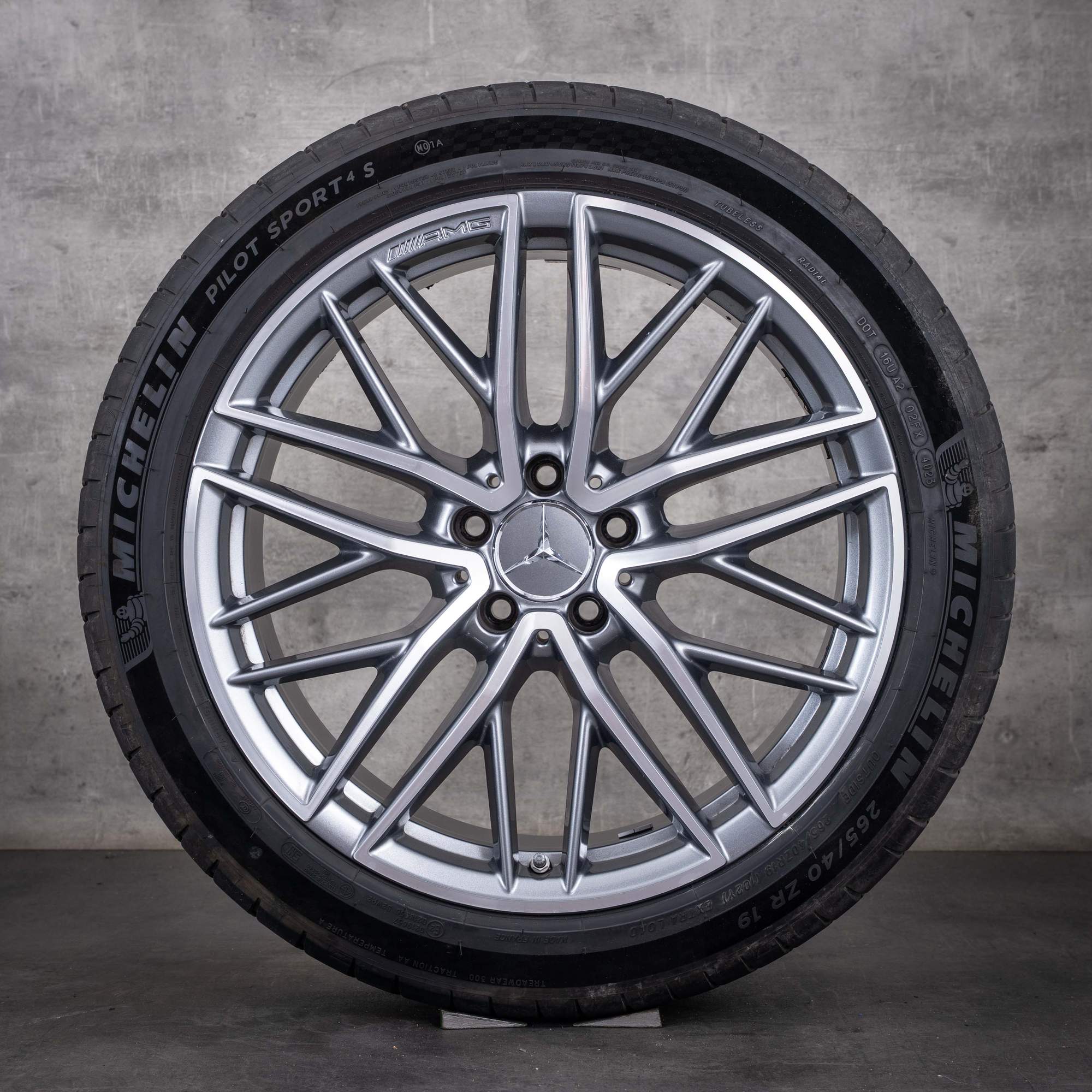 Originele Mercedes-Benz C-Klasse 63 AMG S E Performance winterbanden op velg 19 inch S206 velgen A2064012900 A2064012400 titaniumgrijs met diamond cut