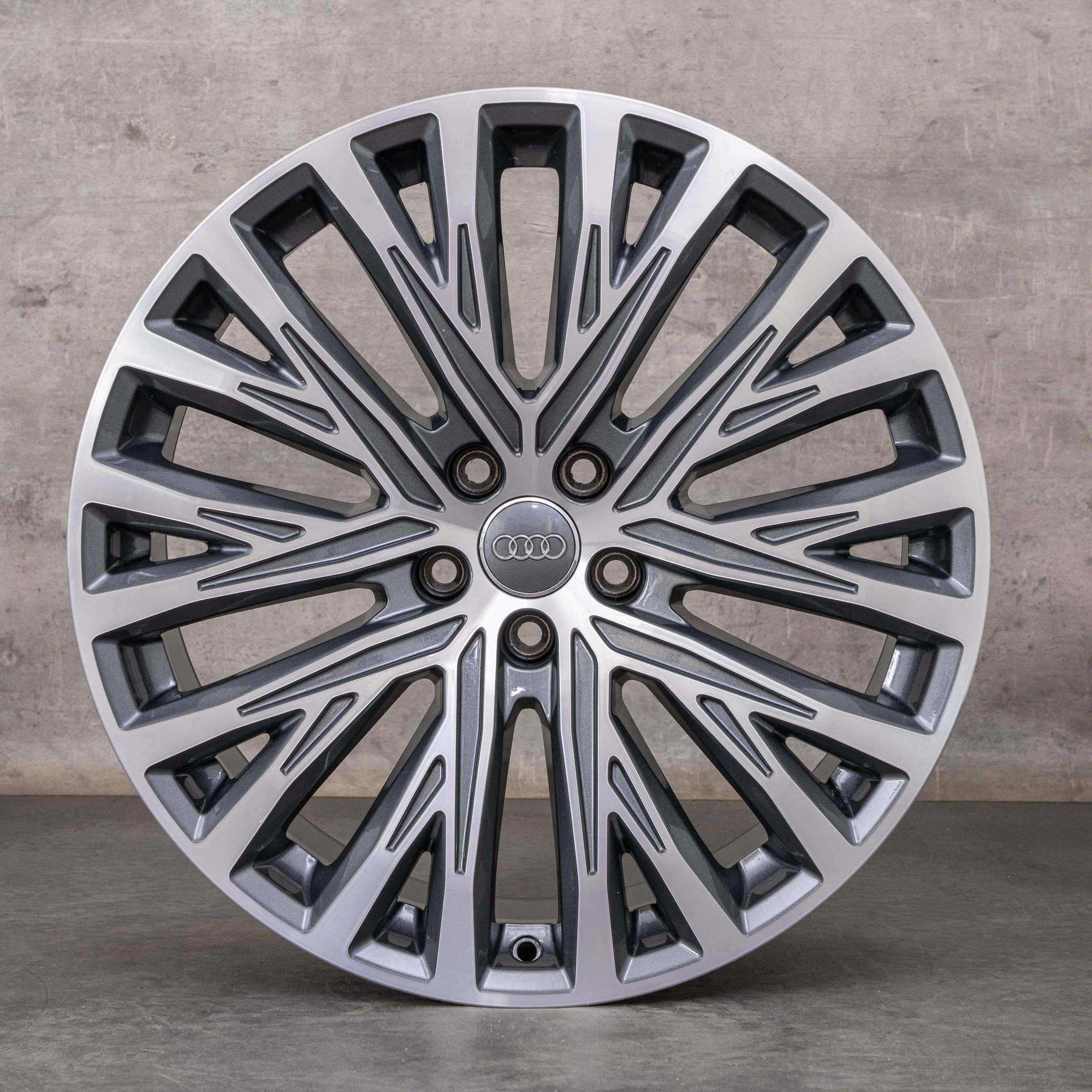 Oryginalne felgi Audi A8 S8 20 cali 4N D5 opony letnie 4N0601025M kolor antracytowy w technologii diamond cut z połyskiem