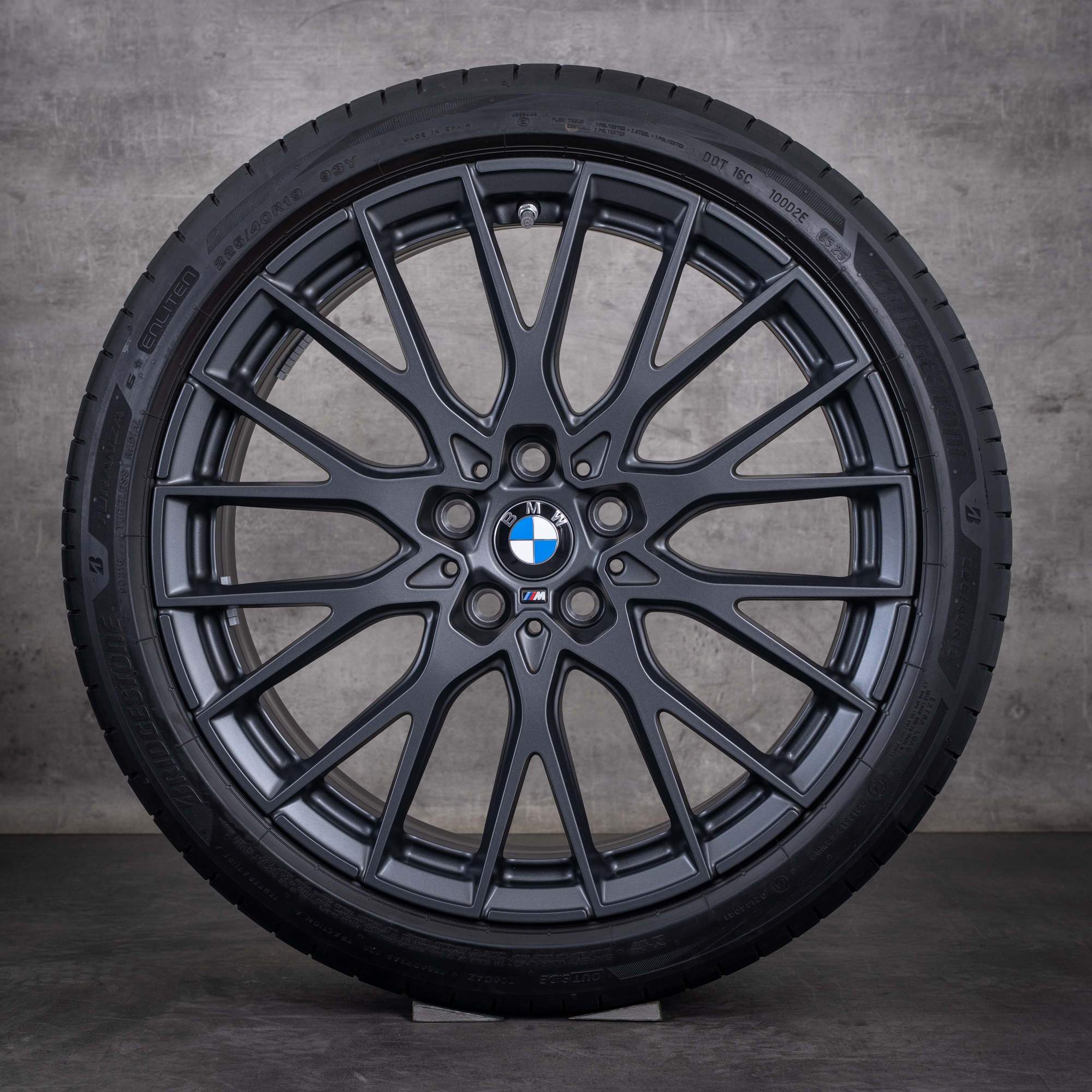 Oryginalne felgi BMW serii 1 i Serii 2 19 cali F70 F74 Gran Goupe opony letnie stylizacja 1085 M 5A917C3 matowa czerń „midnight grey”