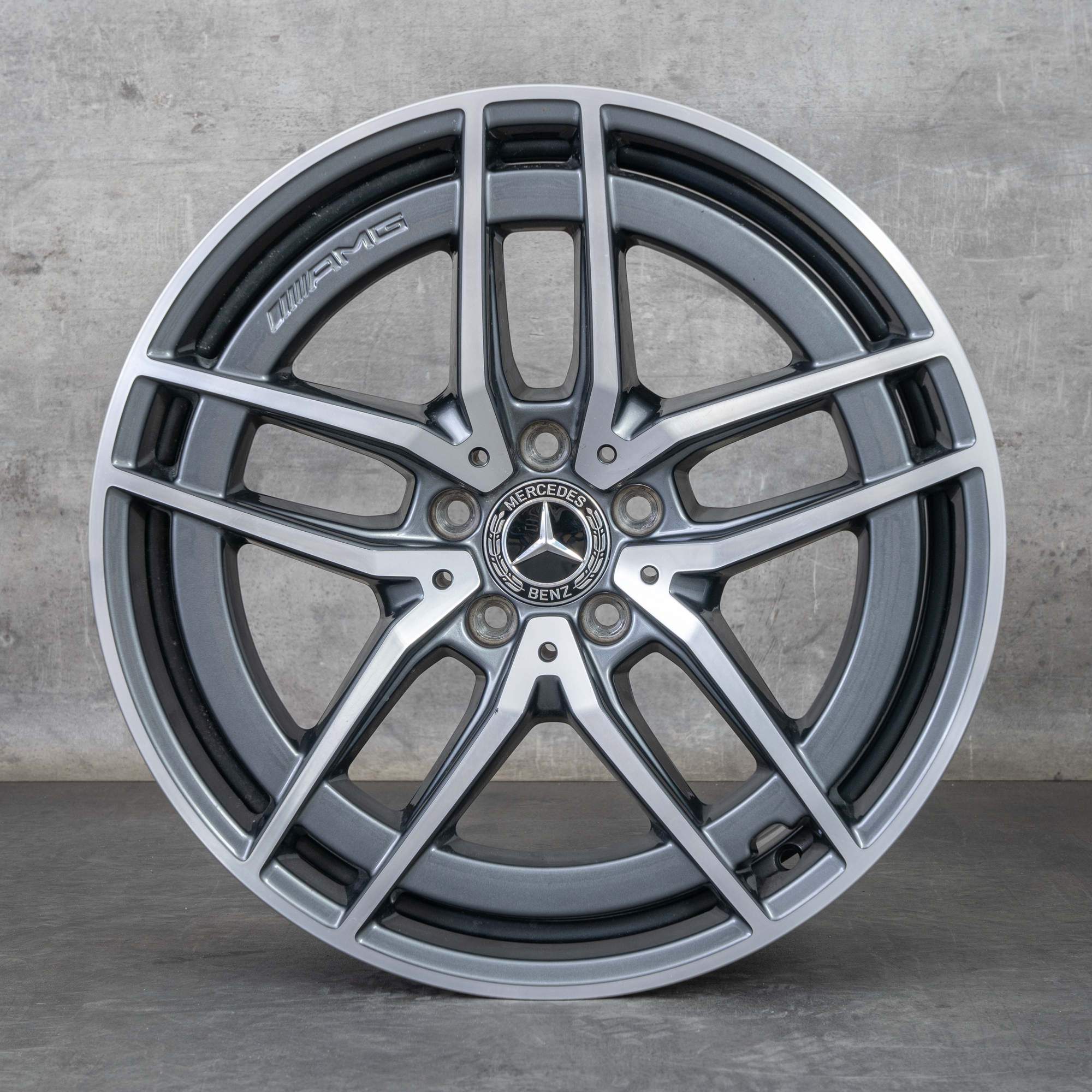 Originale Mercedes Benz Classe E AMG Cerchio 19 pollici W213 S213 C238 A238 A2134016800 grigio himalaya lucidato frontalmente